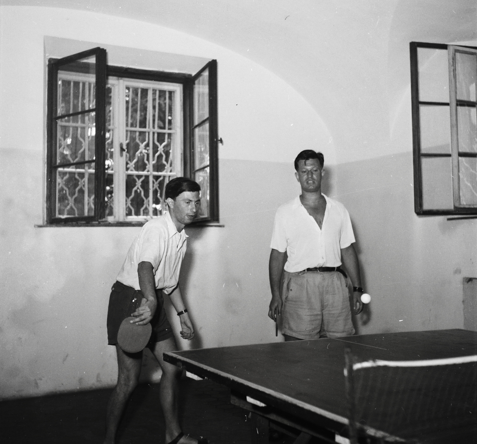 Hungary,Lake Balaton, Szigliget, Esterházy-kastély, Írók Alkotóháza. balra Bacsó Péter filmrendező, jobbra Karinthy Ferenc író,, 1955, Kotnyek Antal, celebrity, relaxation, table tennis table, photo aspect ratio: square, Fortepan #96286