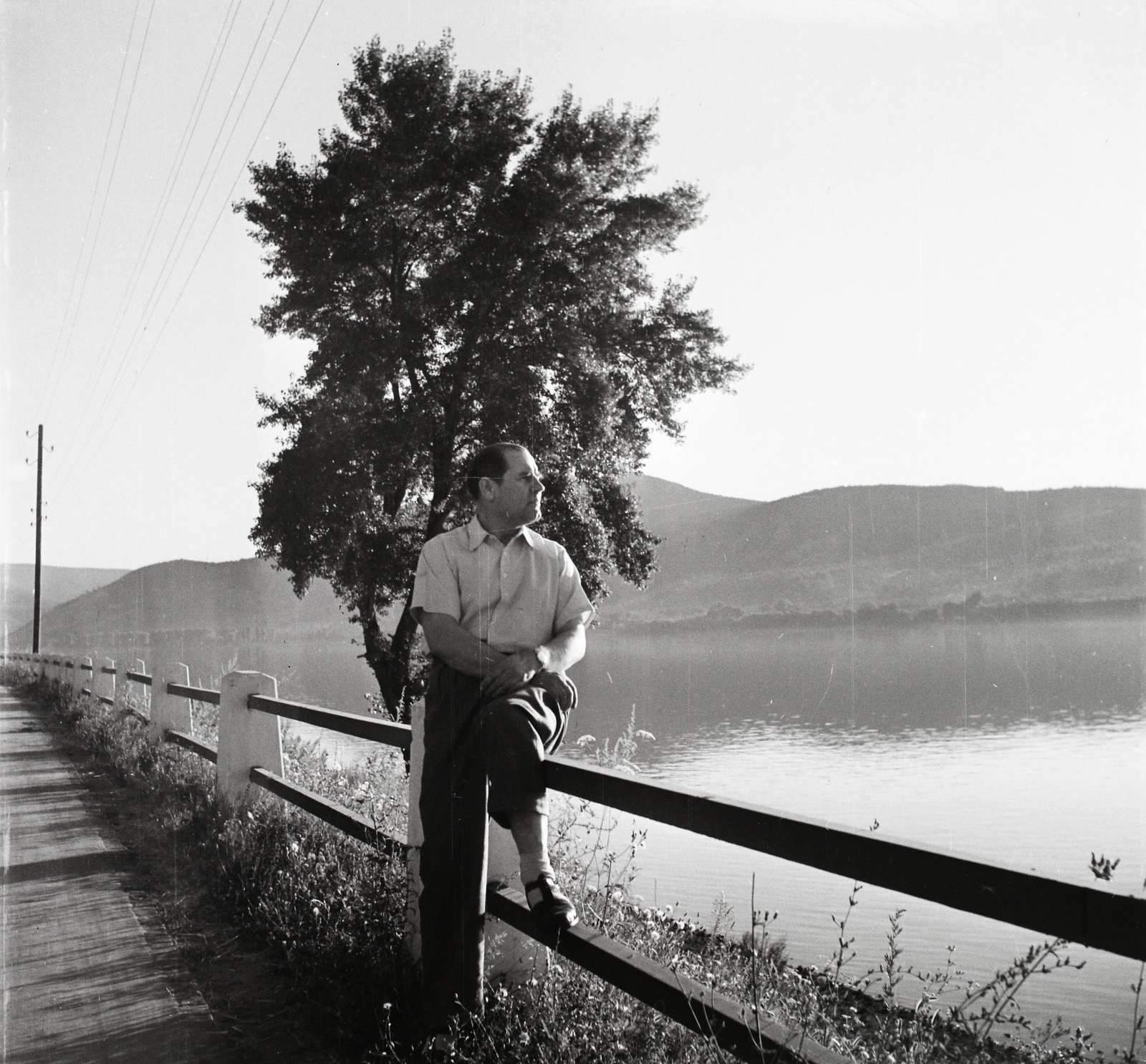 Hungary,Danube Bend, Visegrád, a 11-es főút a hajóállomás közelében, a Duna túlpartján Nagymaros., 1955, Kotnyek Antal, sitting on a handrail, photo aspect ratio: square, Fortepan #96288