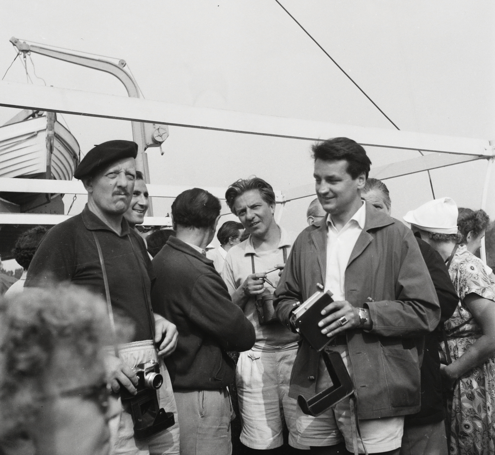 Hungary,Lake Balaton, külföldi vendégművészek a Beloiannisz személyhajó fedélzetén. Balra sapkában Erwin Geschonneck német színész, középen kissé hátrébb Zdeněk Jílek cseh zongoraművész, jobbra Horst Drinda német színész., 1955, Kotnyek Antal, ship, camera, telescope, passenger, celebrity, photo aspect ratio: square, Fortepan #96292