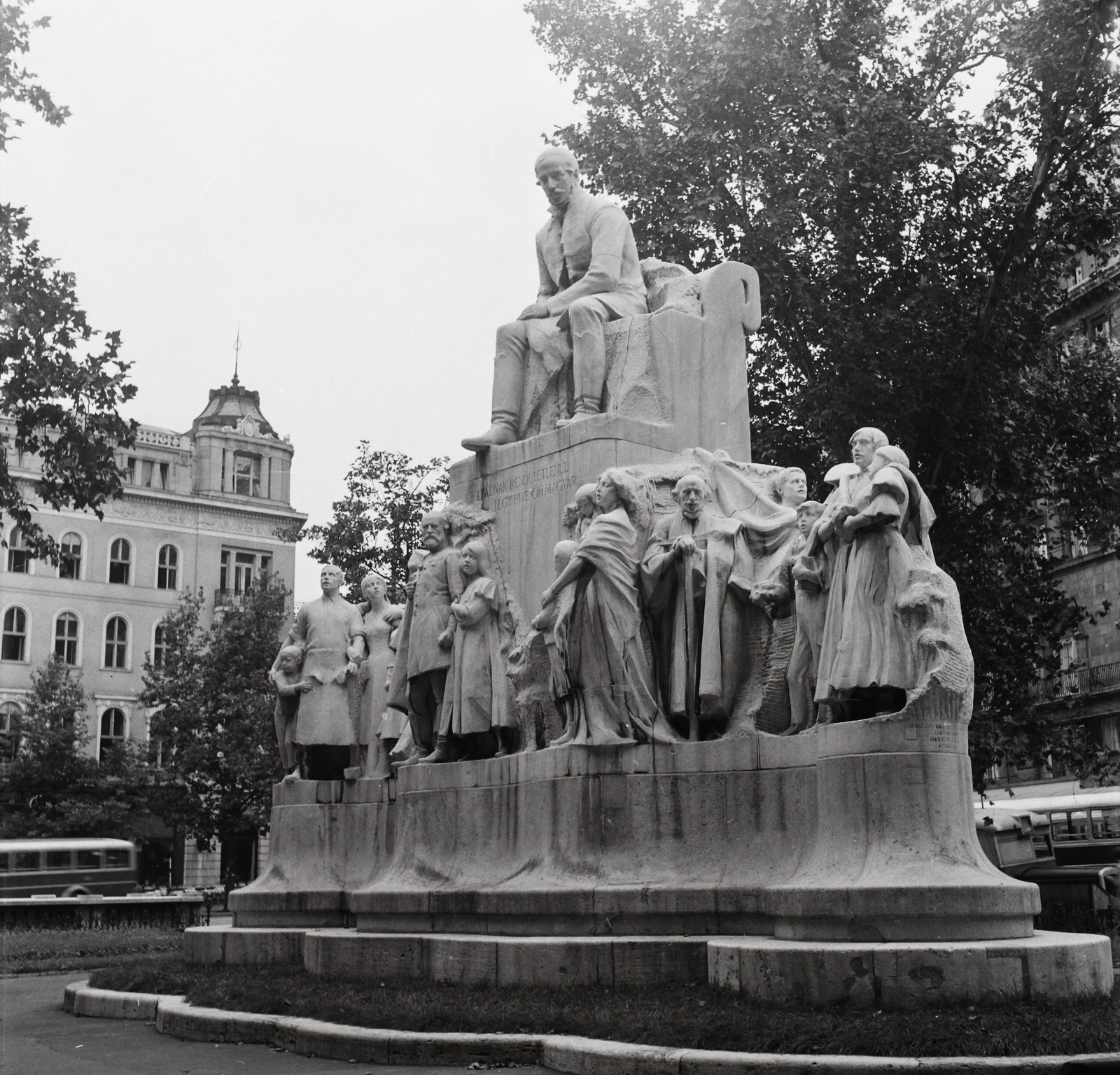 Hungary, Budapest V., Vörösmarty tér, Vörösmarty Mihály szobra (Kallós Ede, Telcs Ede és Márkus Géza 1908.), balra a Gerbeaud-ház., 1958, Kotnyek Antal, sculpture, József Hild-design, Budapest, sculptural group, Mihály Vörösmarty-portrayal, Fortepan #96308