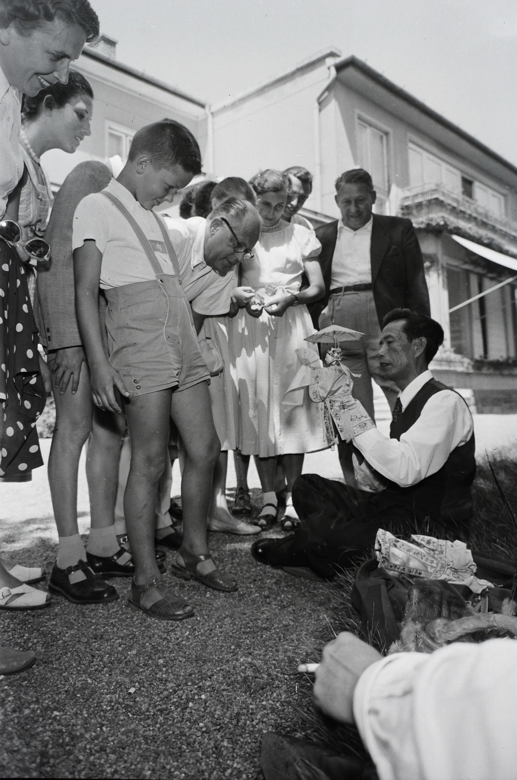Hungary, Balatonőszöd, (ekkor Balatonszemeshez tartozott, ma a község része). A Minisztertanács üdülője, jobbra Jan Szen kínai bábművész., 1957, Kotnyek Antal, curiosity, puppets, Fortepan #96338