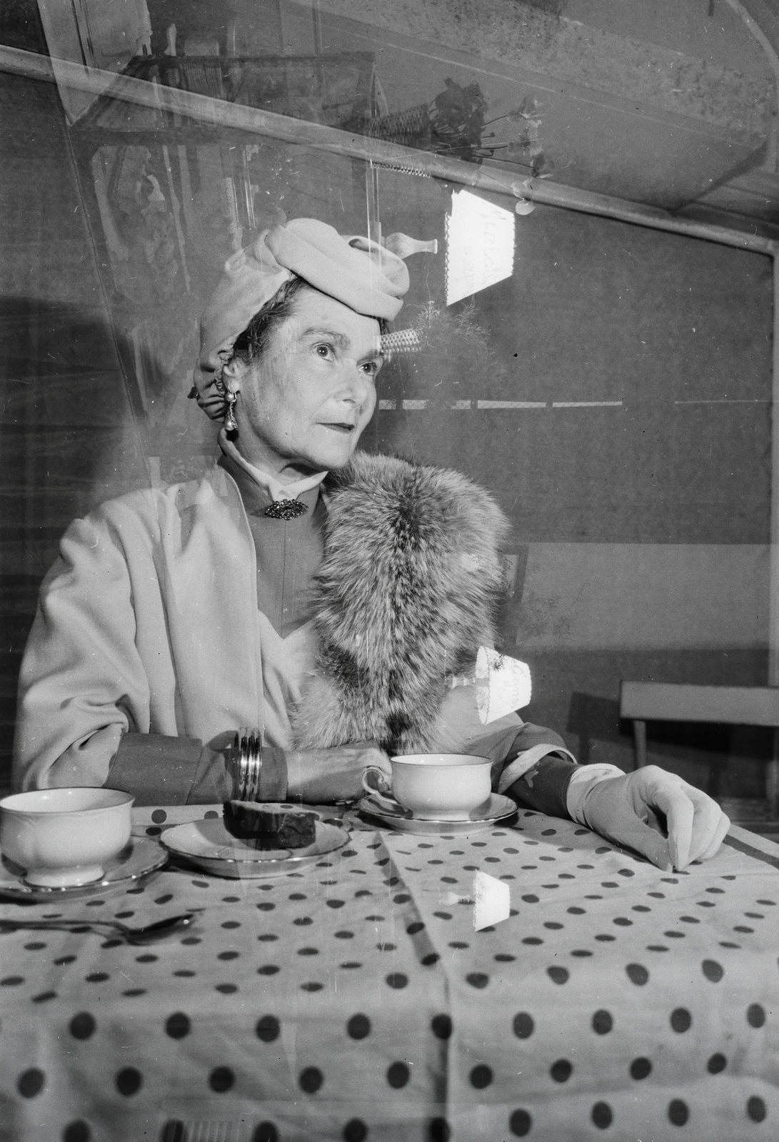 Hungary, Péchy Blanka színművésznő., 1957, Kotnyek Antal, celebrity, fashion, hat, gloves, cup, table, pastry, bracelet, fur, erroneous photo, Fortepan #96351