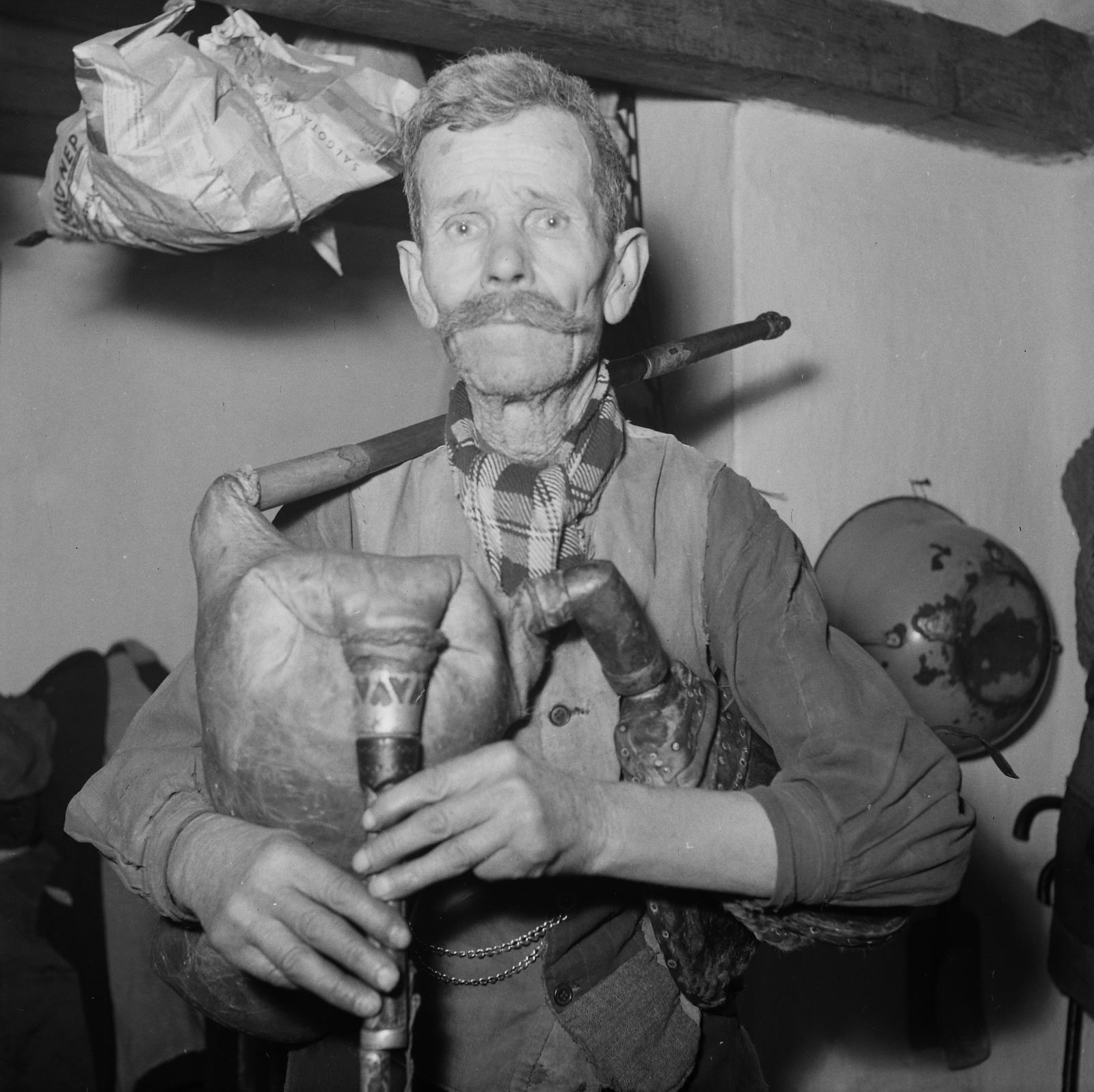 Hungary, Berzence, Jankovics Imre dudás, a Népművészet Mestere., 1955, Kotnyek Antal, bagpipes, old person, photo aspect ratio: square, moustache, Fortepan #96353
