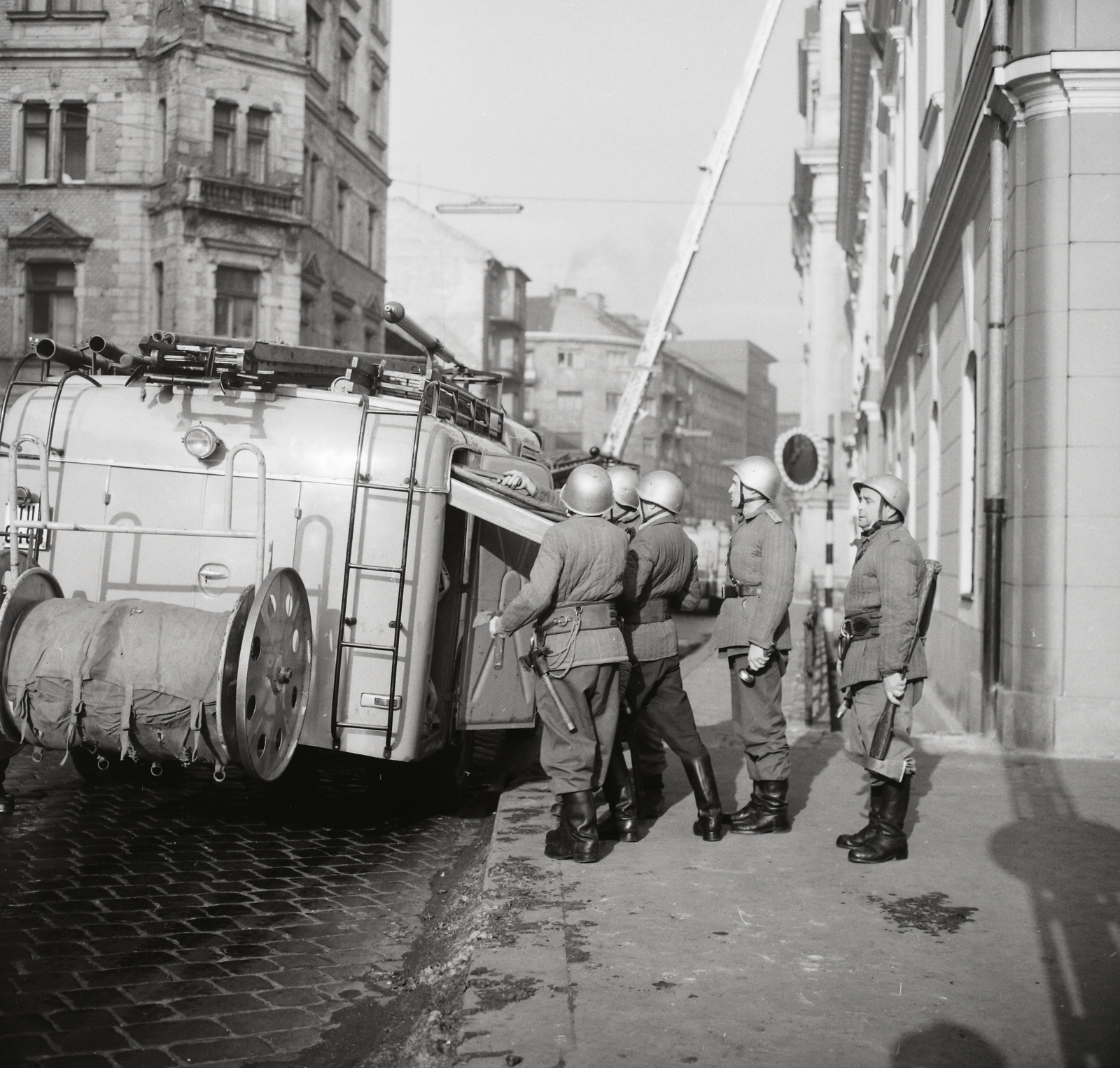 Hungary, Budapest I., Fő utca a Batthyány tér felől nézve, jobbra a Szent Ferenc sebei templom és az egykori ferences kolostor., 1964, Kotnyek Antal, Budapest, Fortepan #96361