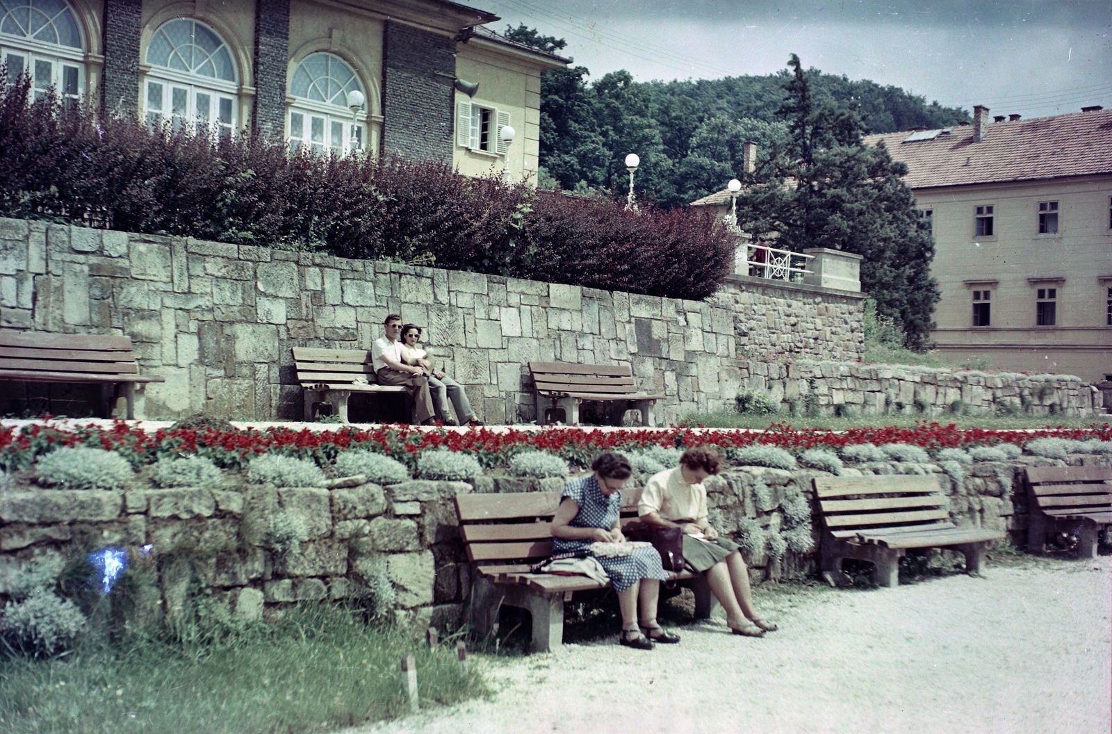 Hungary, Parádfürdő, Parád, Gyógyüdülő, ma Parádfürdői Állami Kórház., 1955, Kotnyek Antal, colorful, bench, relaxation, flower bed, Fortepan #96362