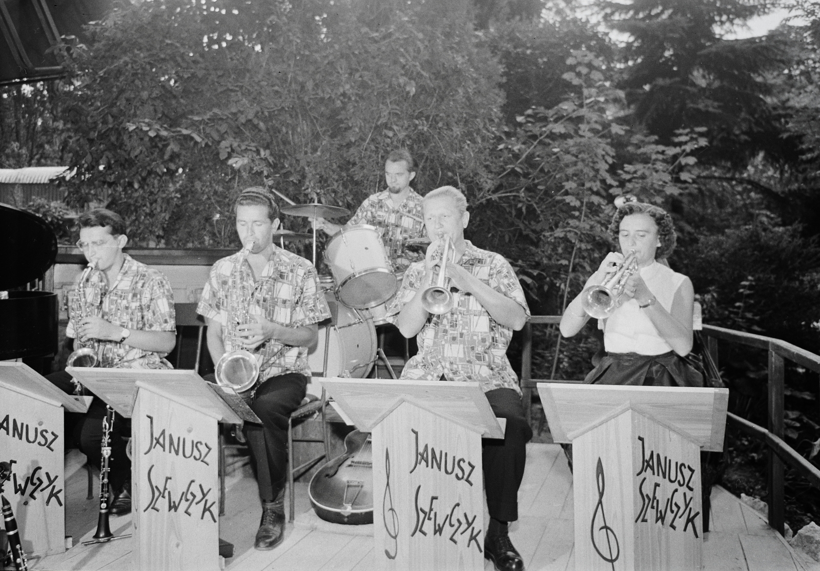 Hungary, Budapest II., Hűvösvölgyi út (Vörös Hadsereg útja) 36., a Budagyöngye étterem kerthelyisége., 1966, Kotnyek Antal, trumpet, guitar, drum, saxophone, music-stand, Budapest, drummer, cymbal, Fortepan #96369