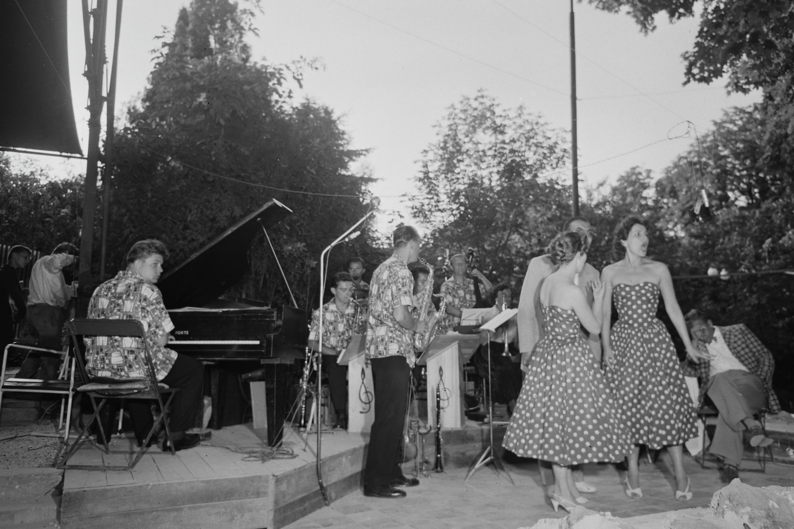 Hungary, Budapest II., Hűvösvölgyi út (Vörös Hadsereg útja) 36., a Budagyöngye étterem kerthelyisége., 1966, Kotnyek Antal, microphone, piano, chair, saxophone, music-stand, Budapest, Fortepan #96371