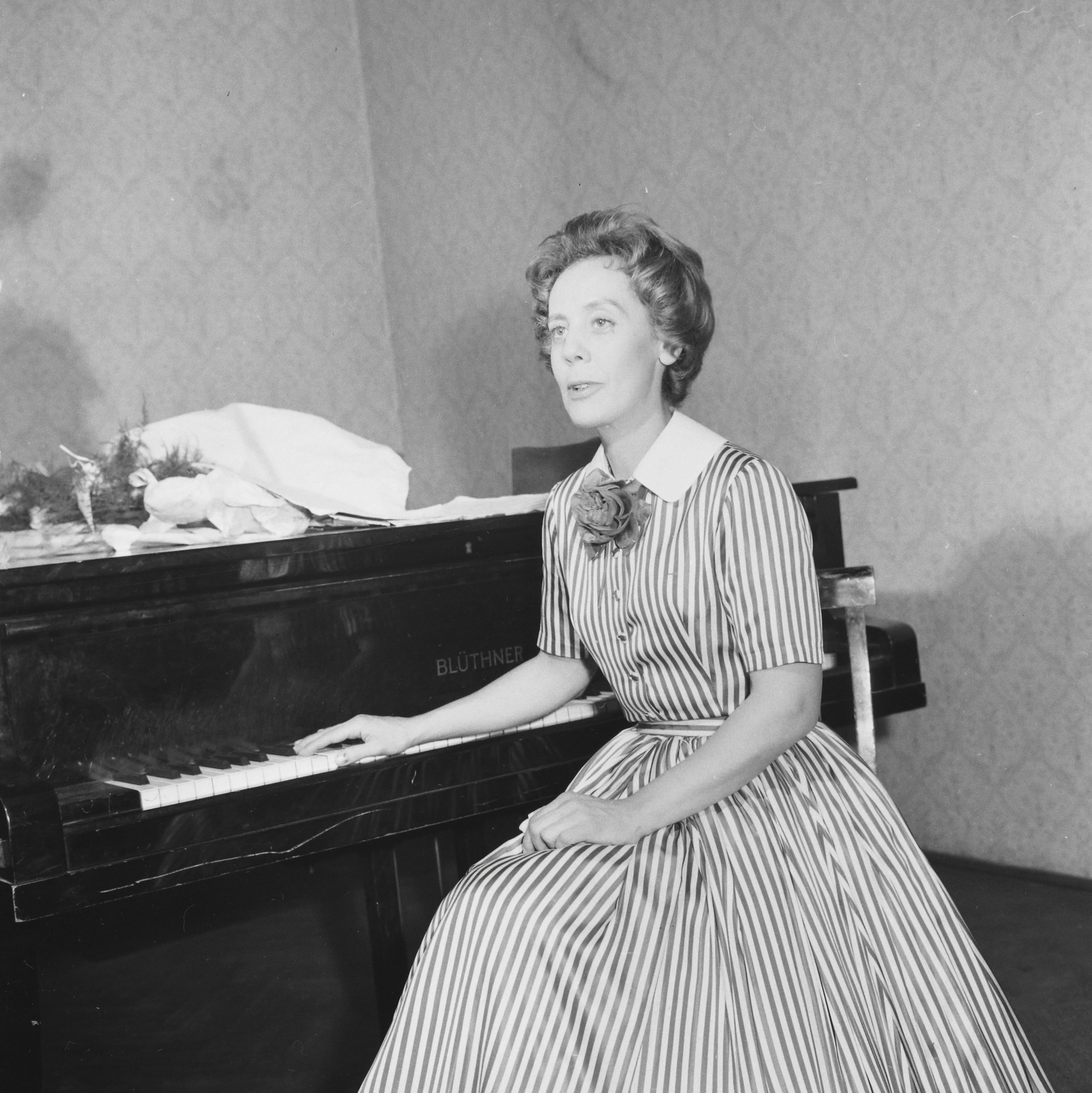 Hungary, Monique de la Bruchollerie francia zongoraművésznő., 1960, Kotnyek Antal, portrait, interior, piano, lady, Blüthner-brand, Fortepan #96384