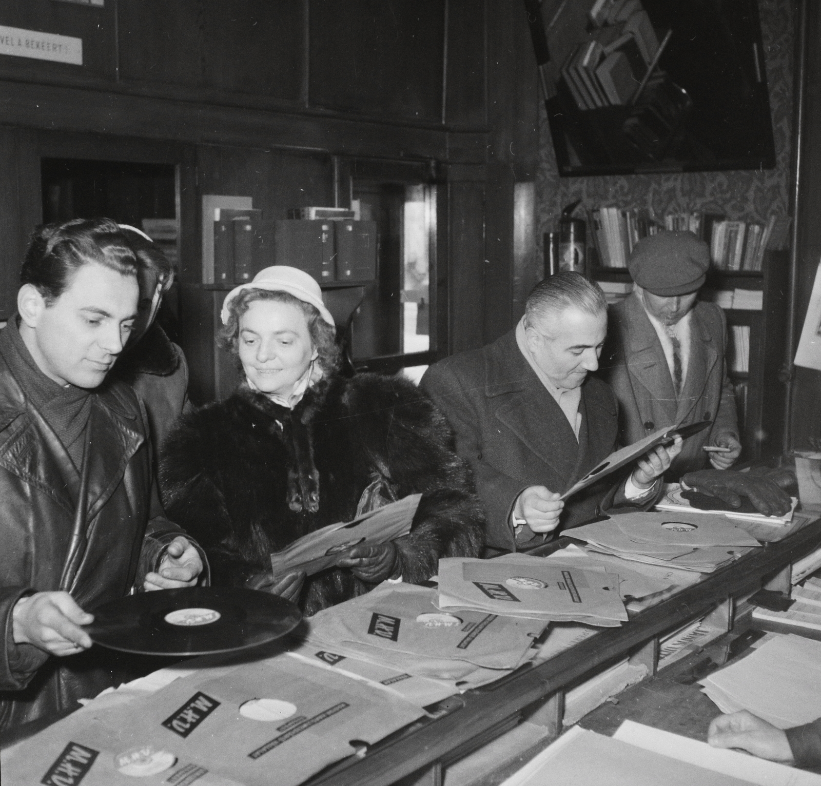 Hungary, Budapest VI., Teréz körút 23. (Lenin körút 77.), Ravill hanglemezbolt., 1959, Kotnyek Antal, record, Budapest, Fortepan #96397