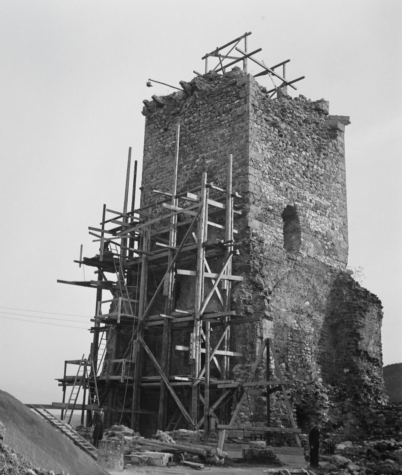 Hungary, Diósgyőr, Miskolc, Vár., 1955, Kotnyek Antal, castle ruins, castle, scaffolding, Fortepan #96402