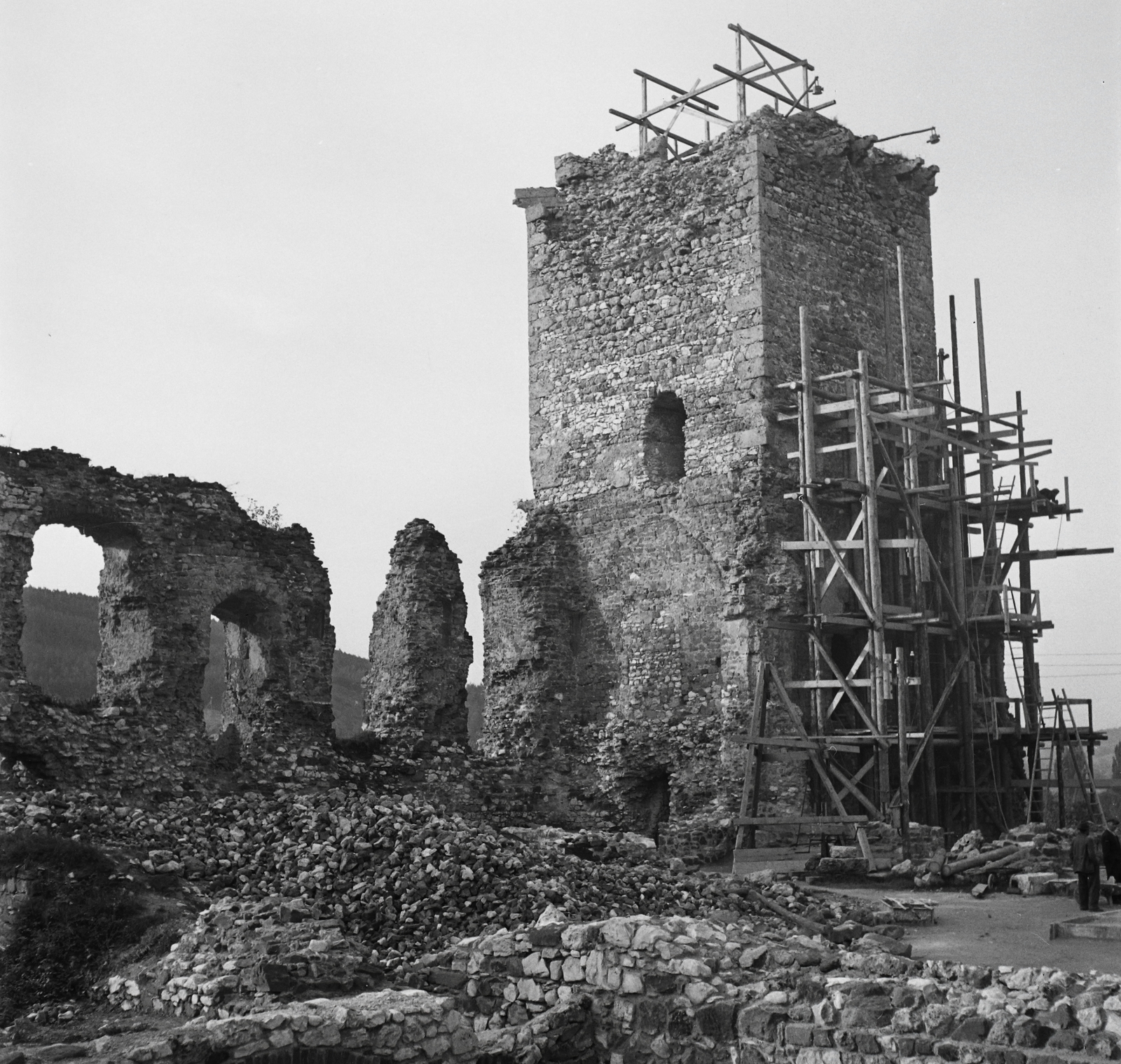 Magyarország, Diósgyőr, Miskolc, Vár., 1955, Kotnyek Antal, várrom, képarány: négyzetes, állvány, Fortepan #96406