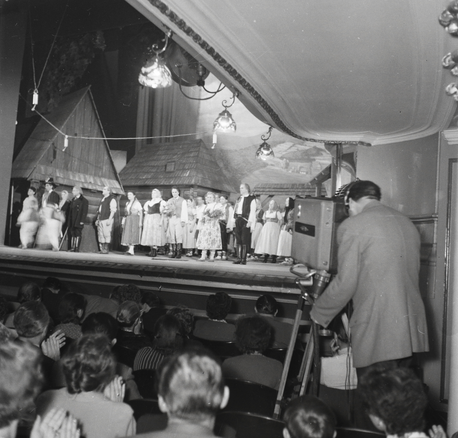 Czech Republik, Prague, Karlin Zenés Színház., 1959, Kotnyek Antal, Czechoslovakia, cameraman, theater performance, television camera, VÚRK-brand, Fortepan #96410