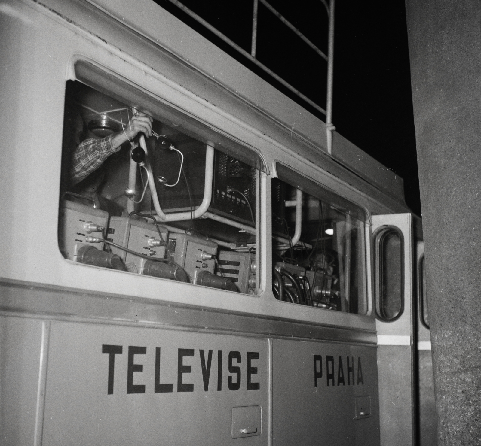 Czech Republik, Prague, a csehszlovák televízió közvetítőkocsija a Karlin Zenés Színház közelében., 1959, Kotnyek Antal, Czechoslovakia, broadcast van, broadcasting, Fortepan #96413