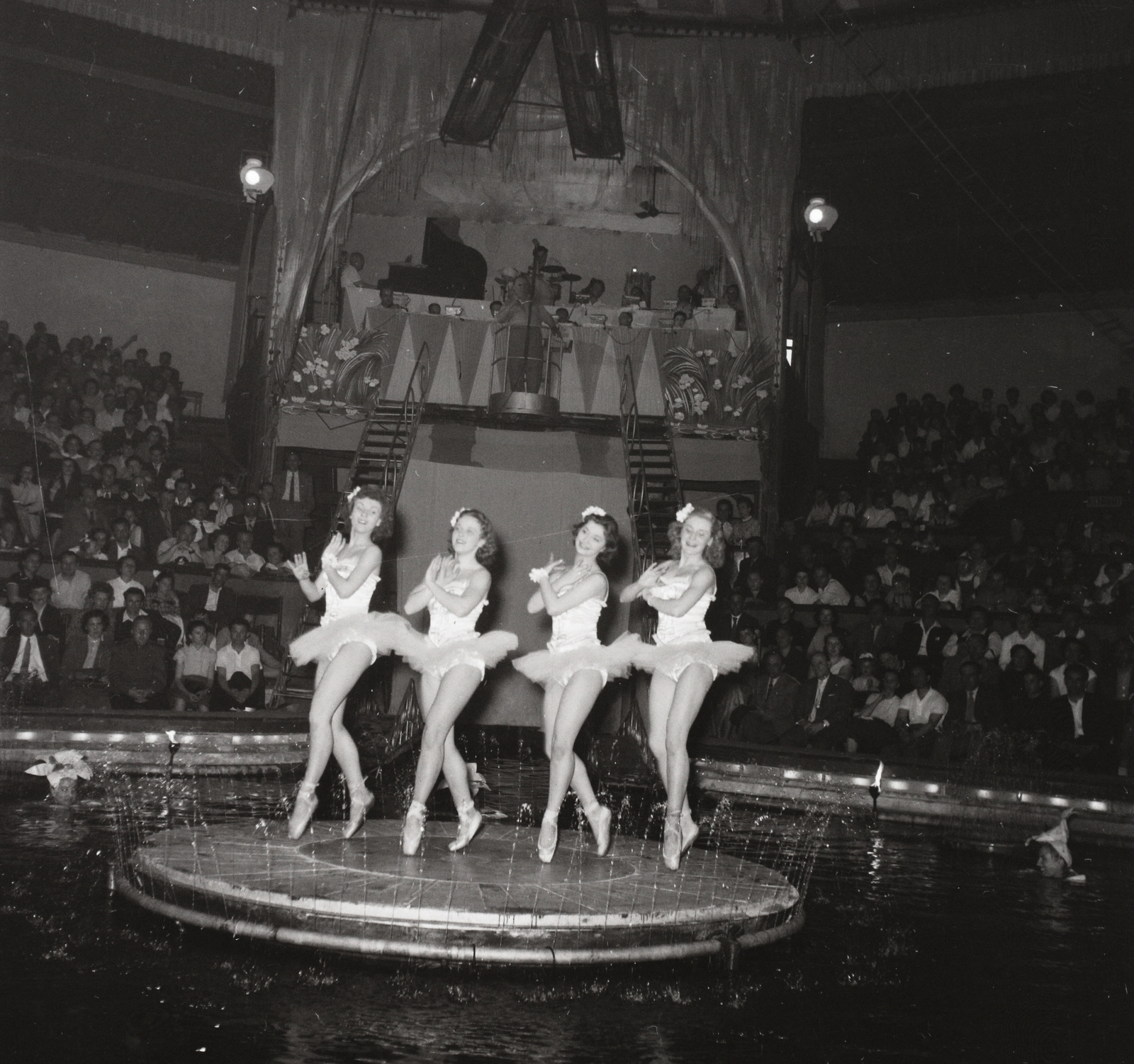 Magyarország, Városliget, Budapest XIV., a Budapest Vízirevü előadása a Fővárosi Nagycirkuszban., 1958, Kotnyek Antal, Budapest, balerina, Fortepan #96429