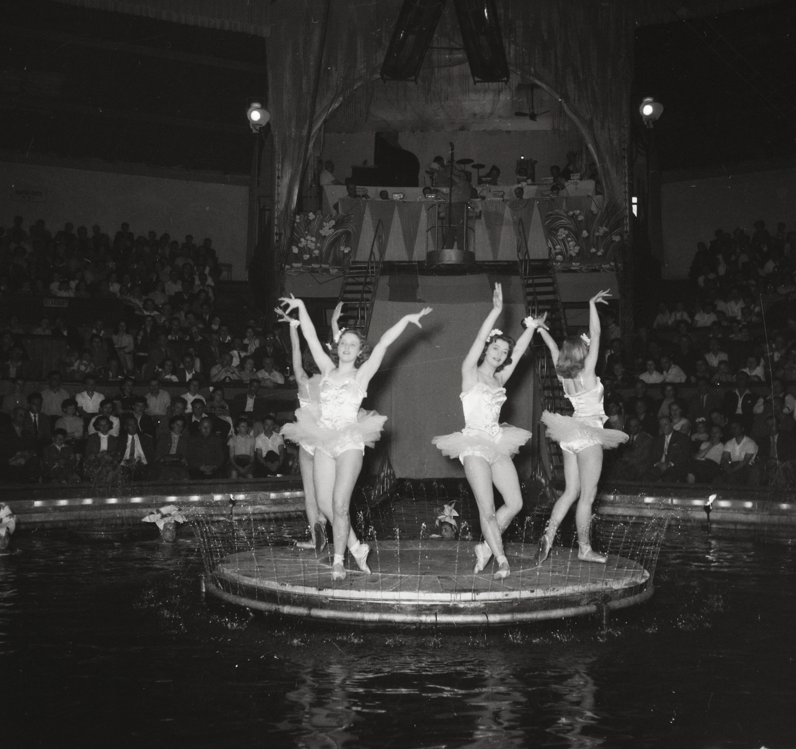 Hungary, Budapest XIV., a Budapest Vízirevü előadása a Fővárosi Nagycirkuszban., 1958, Kotnyek Antal, Budapest, dance, ballerina, Fortepan #96430