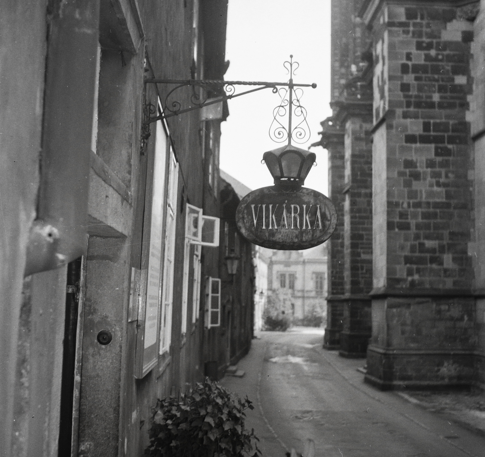 Czech Republik, Prague, Barrandov filmstúdió, filmforgatás díszlete, Hradzsin, Vikářská ulice, jobbra a Szent Vitus-székesegyház (Katedrála svatého Víta)., 1955, Kotnyek Antal, Czechoslovakia, sign-board, street view, restaurant, gothic, Cathedral, Peter Parler-design, Matthias of Arras-design, photo aspect ratio: square, Fortepan #96434