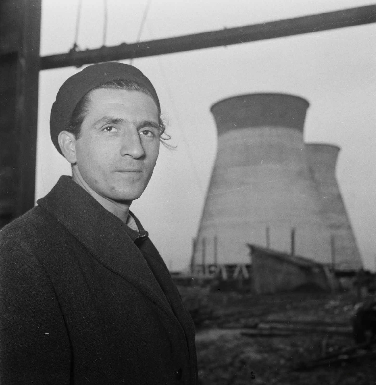 Hungary, Kazincbarcika, Borsodi Vegyi Kombinát (később BorsodChem), háttérben a hűtőtornyok láthatók., 1955, Kotnyek Antal, portrait, cooling tower, man, chemical industry, photo aspect ratio: square, Fortepan #96437