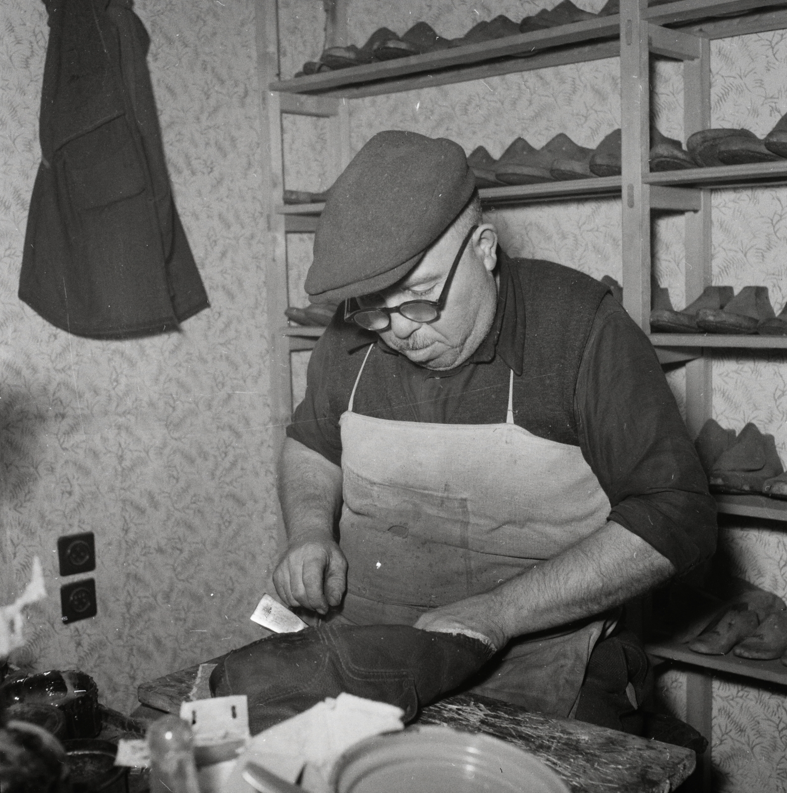 Hungary, Kazincbarcika, a Putnoki Cipész KTSZ részlege, cipőfelsőrész-készítő mester., 1955, Kotnyek Antal, shoe, glasses, workshop, crafts, man, apron, shelf, shoemaker, shoe repair, photo aspect ratio: square, tradie, Fortepan #96438