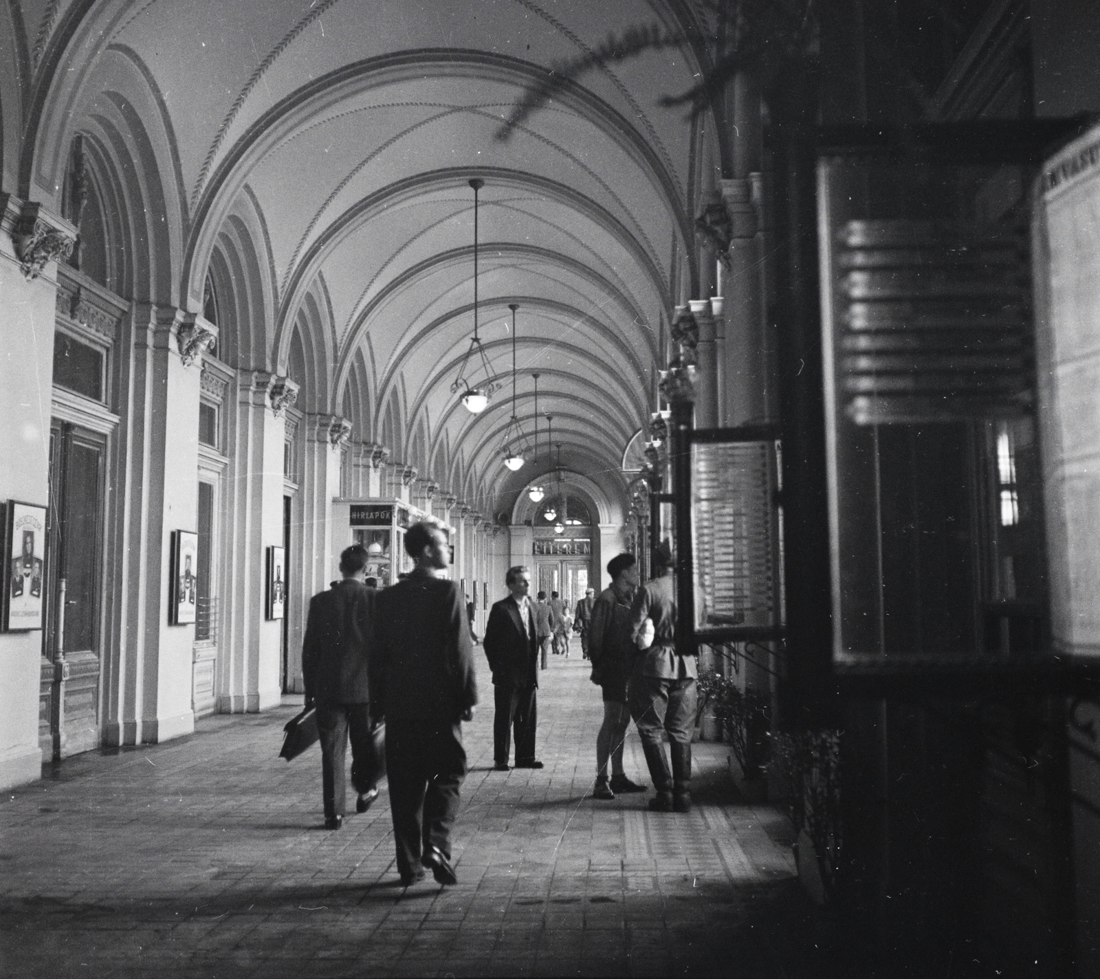 Magyarország, Budapest VIII., Keleti pályaudvar, indulási oldal., 1954, Kotnyek Antal, pályaudvar, utas, Budapest, képarány: négyzetes, Fortepan #96452