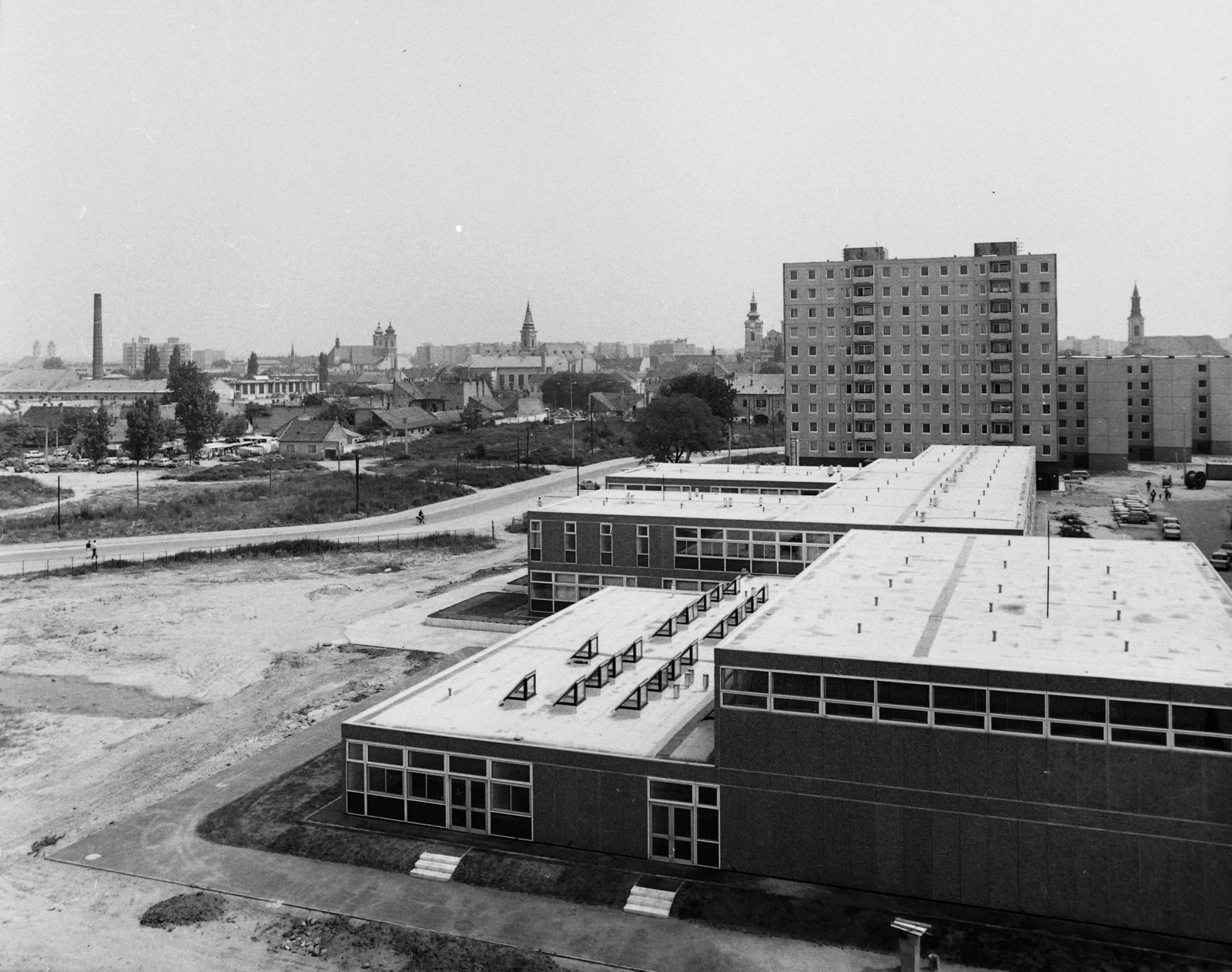 Hungary, Székesfehérvár, előtérben a Tolnai utcai Általános Iskola., 1981, Kádas Tibor, school, blocks, concrete block of flats, Fortepan #9648