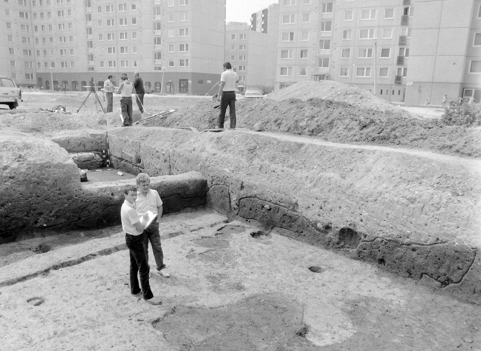 Hungary, Székesfehérvár, Palotavárosi (Lenin) lakótelep, Sziget utcai ásatás, elöl jobbra Siklósi Gyula ásatásvezető régész., 1981, Kádas Tibor, construction, concrete block of flats, archaeologist, Fortepan #9649