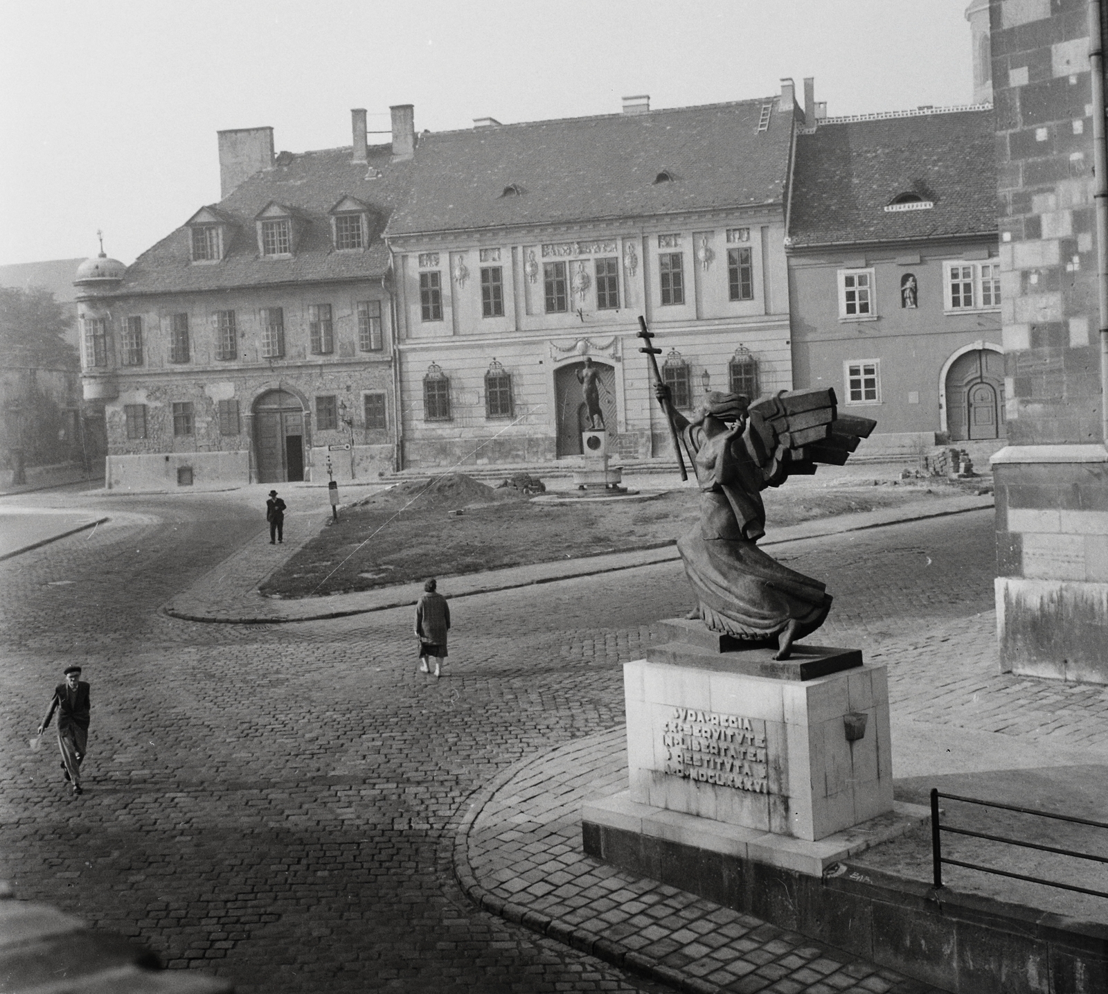 Hungary, Budapest I., Bécsi kapu tér, Budavár visszavételének emléke (Ohmann Béla, 1936.), háttérben a Kazinczy-emlékkút., 1963, Kotnyek Antal, sculpture, pedestrian, street view, bus stop, Baroque-style, trash can, angel, Budapest, Fortepan #96497