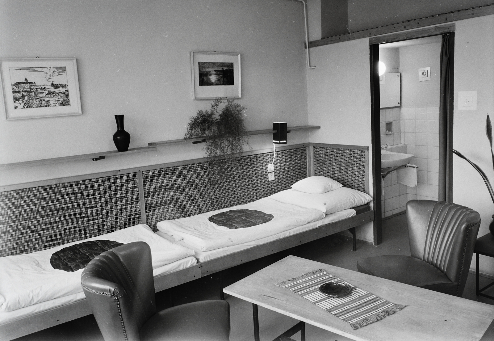 Hungary, Szentendre, a Danubius Hotel egyik szobája., 1971, Kotnyek Antal, hotel, furniture, bed, ashtray, wall picture, bedsheet, vase, smoking stand, reading lamp, Fortepan #96503