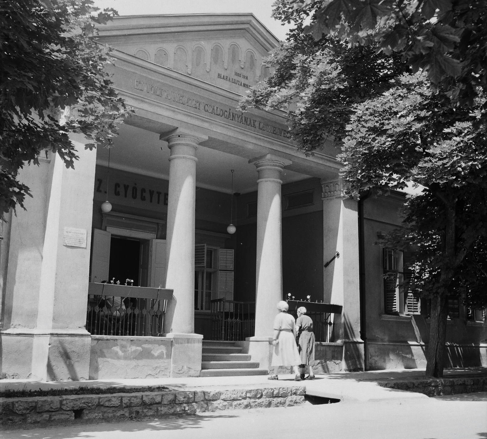 Hungary, Balatonfüred, Blaha Lujza utca 4., Blaha Lujza villa., 1956, Kotnyek Antal, pillar, memorial, pediment, Fortepan #96508