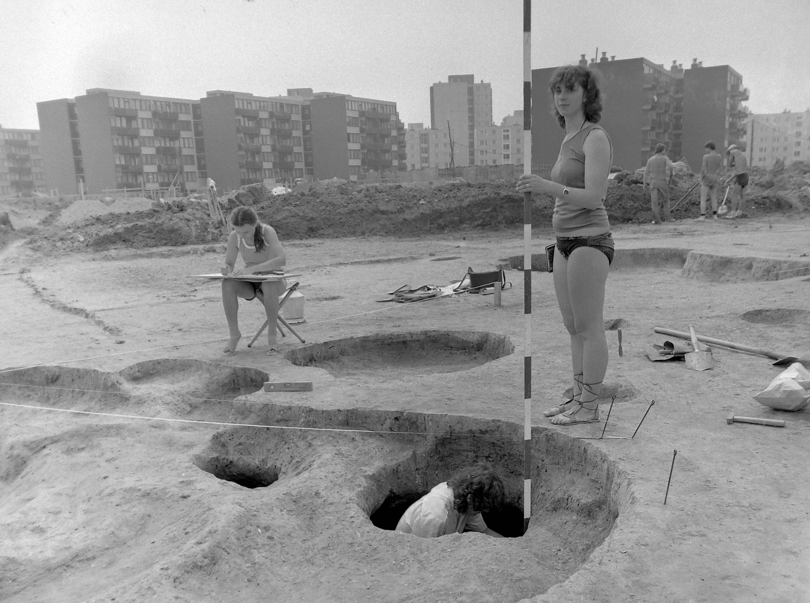 Hungary, Sopron, Jereván lakótelep, régészeti feltárás., 1983, Kádas Tibor, construction, concrete block of flats, metric gauge, archaeologist, iron age settlement, Fortepan #9651