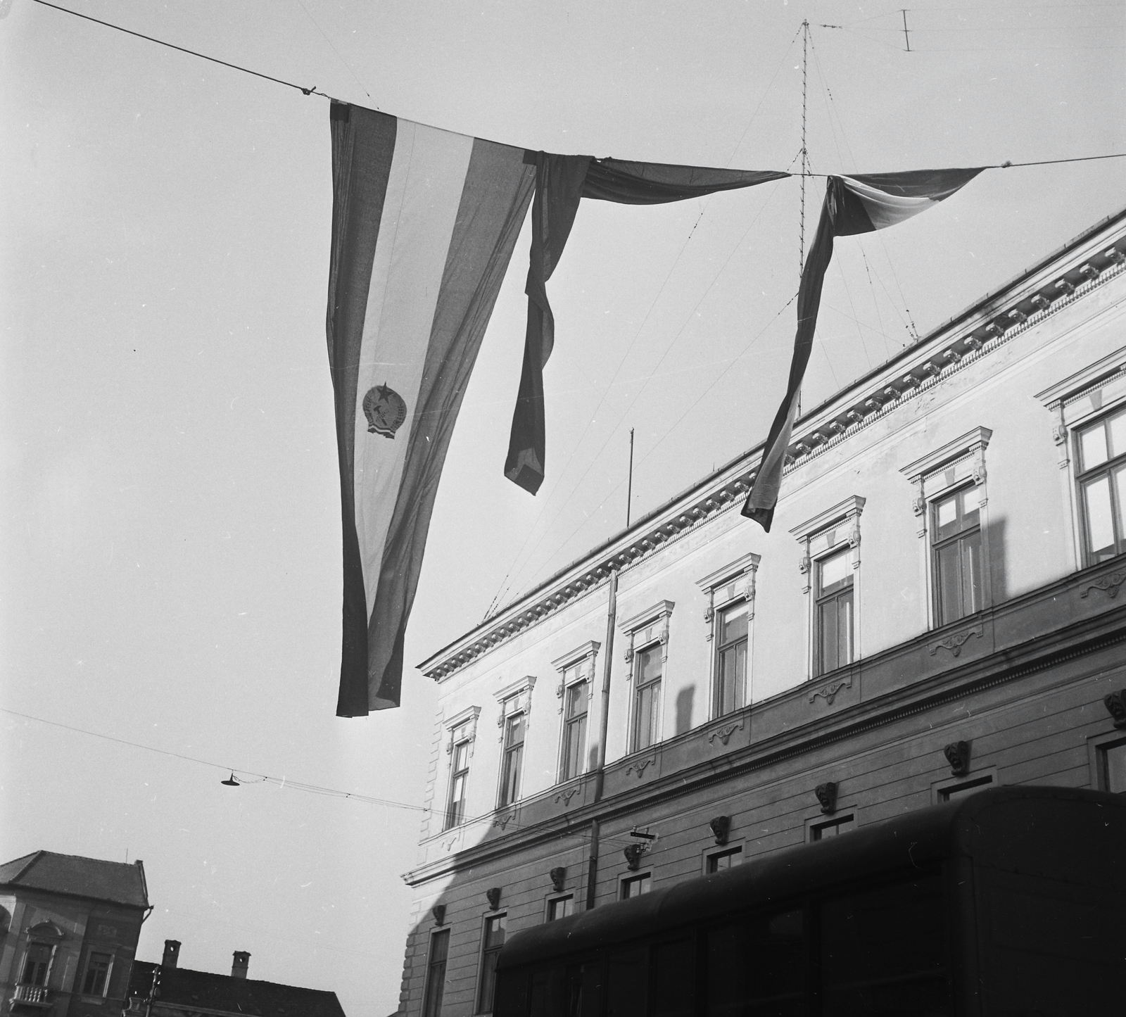 Hungary, Debrecen, Rózsa utca a Piac utca (Vörös Hadsereg útja) felé nézve, jobbra a MÁV Igazgatóság., 1955, Kotnyek Antal, flag, crest, Rákosi crest, photo aspect ratio: square, Fortepan #96522