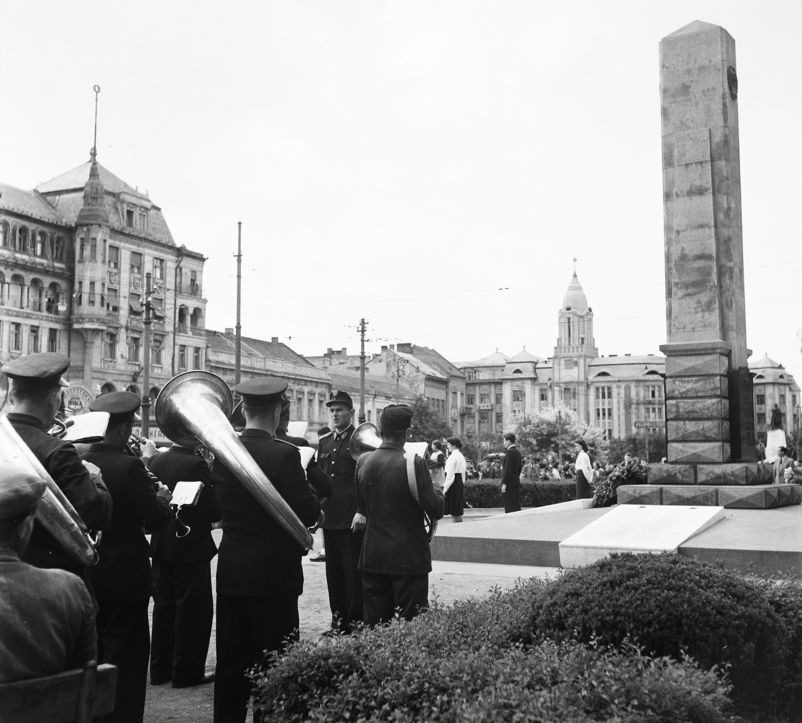 Hungary, Debrecen, Piac utca (Vörös Hadsereg útja) a Kossuth tér felé nézve, balra az Aranybika Szálloda., 1955, Kotnyek Antal, musical instrument, monument, hotel, wind band, clarinet, conductor, Art Nouveau architecture, Alfréd Hajós-design, photo aspect ratio: square, Fortepan #96523