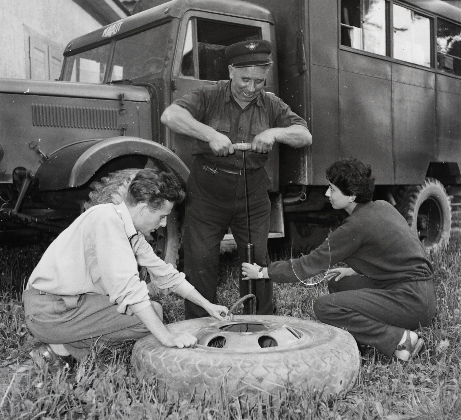 1955, Kotnyek Antal, Hungarian brand, Csepel-brand, changing tyre, assembly, photo aspect ratio: square, flat tyre, Fortepan #96529