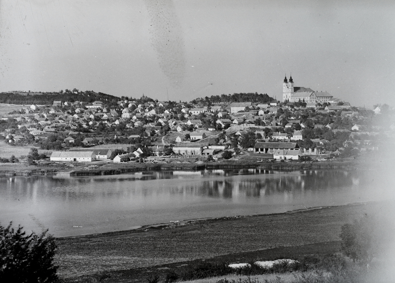 Magyarország,Balaton, Tihany, Belső-tó, jobbra a Bencés Apátság., 1958, Kotnyek Antal, templom, látkép, barokk-stílus, kolostor, bencés rend, Wittwer Márton-terv, Fortepan #96534