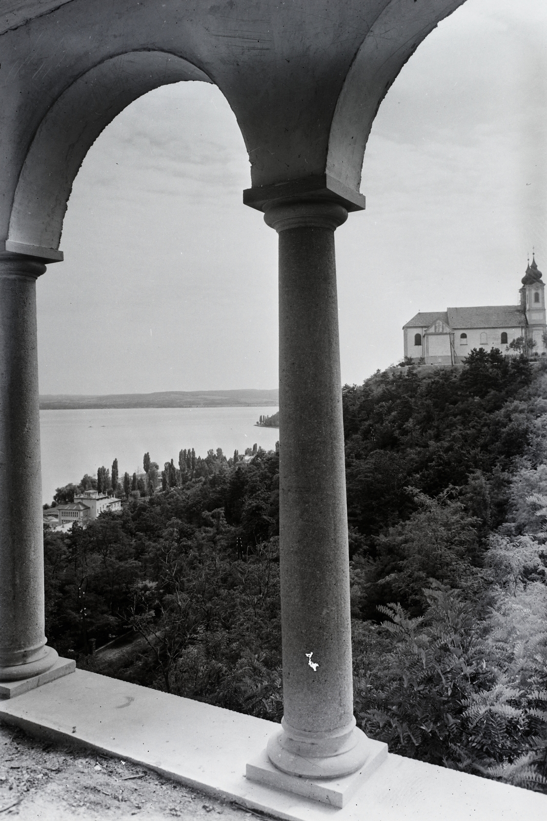 Hungary,Lake Balaton, Tihany, az apátság a Pisky sétány egyik épületéből nézve., 1958, Kotnyek Antal, church, view, Fortepan #96536