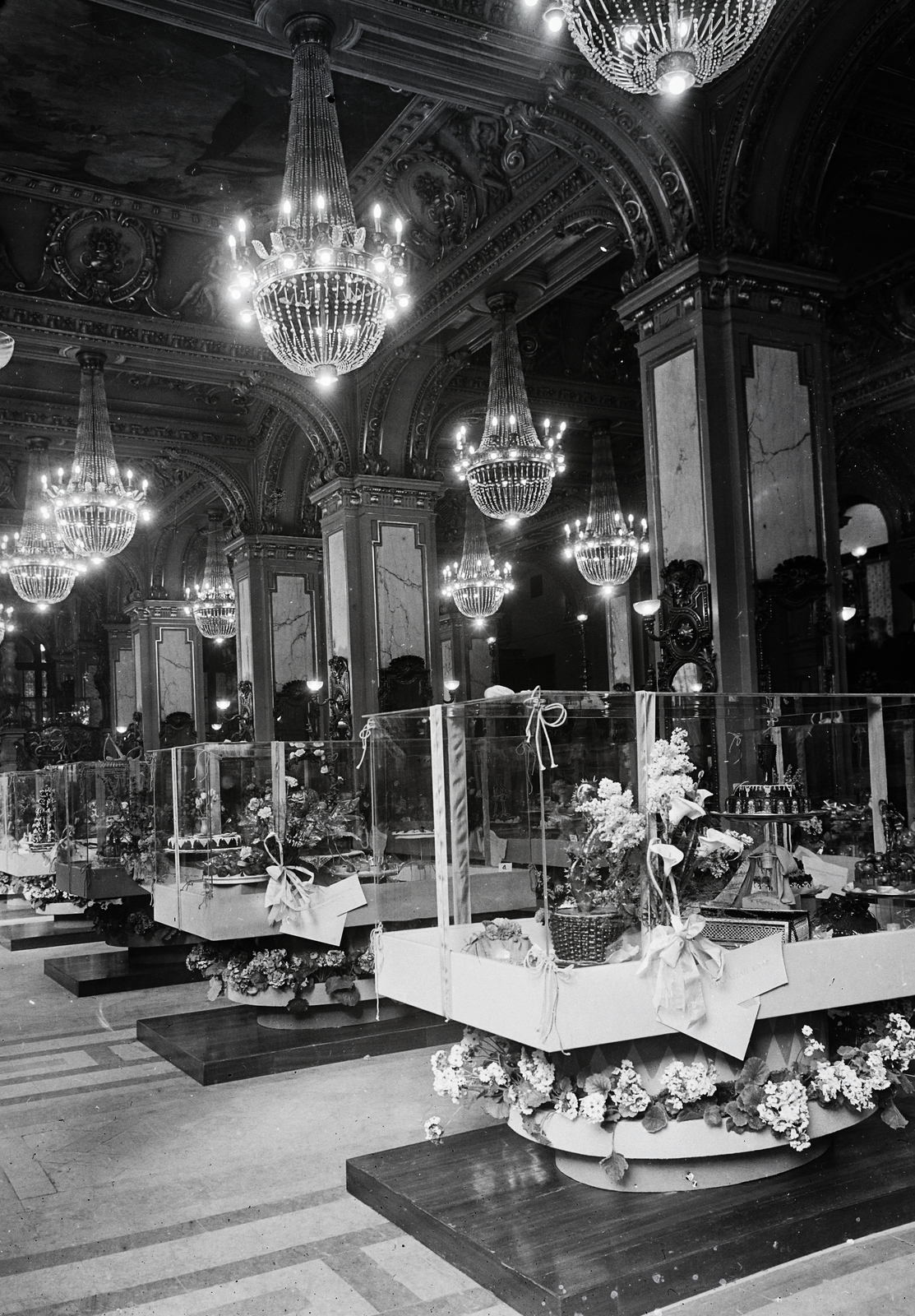 Hungary, Budapest VII., Hungária (korábban és ma New York) kávéház, Cukrászati Kiállítás., 1954, Kotnyek Antal, Budapest, ceiling lamp, sweets, Fortepan #96555