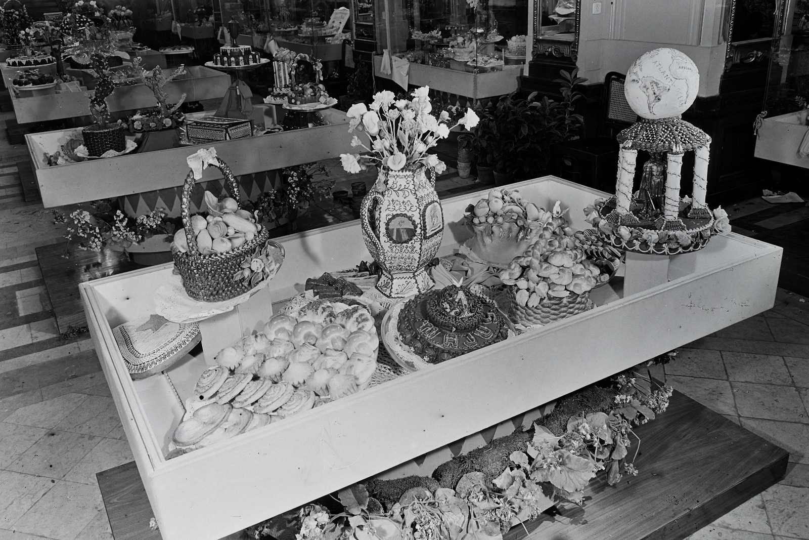 Hungary, Budapest VII., Hungária (korábban és ma New York) kávéház, Cukrászati Kiállítás., 1954, Kotnyek Antal, Budapest, sweets, Fortepan #96558