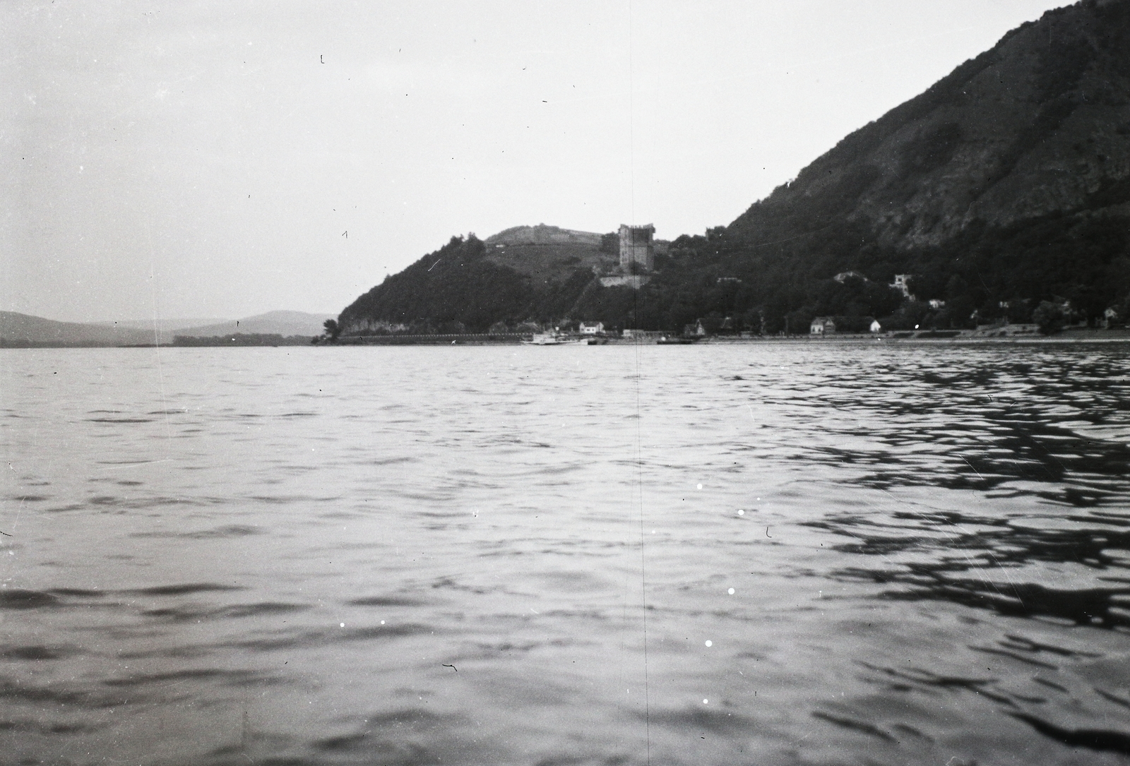 Hungary,Danube Bend, Visegrád, a hajóállomás és az Alsóvár a lakótoronnyal / Salamon-torony, a Dunáról nézve., 1939, Kotnyek Antal, Fortepan #96566