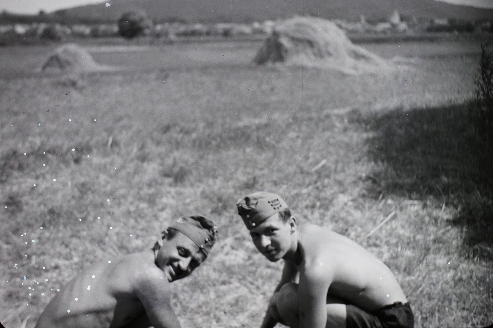 1939, Kotnyek Antal, men, agriculture, stack, caps, half-naked, Fortepan #96567