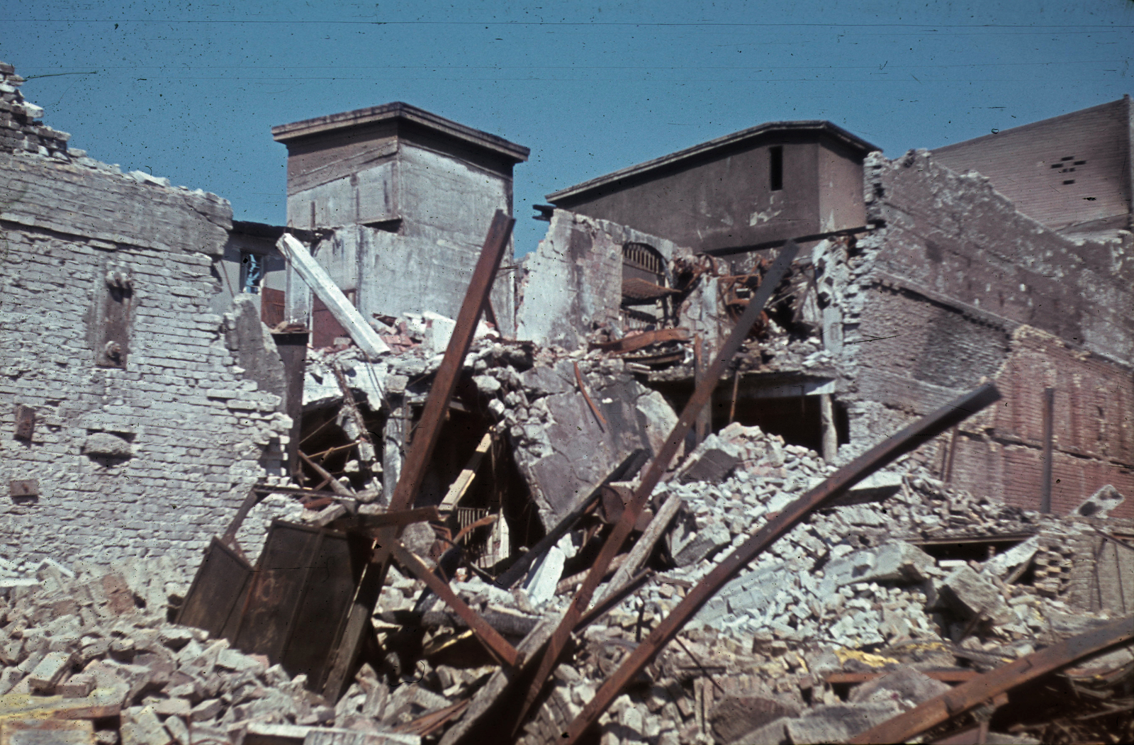 Magyarország, Budapest IX., Soroksári út 106., Helvey Tivadar Vegyészeti Gyár., 1944, Schermann Ákos, Trompler Elek, színes, háborús kár, bombázás, Budapest, Fortepan #96571