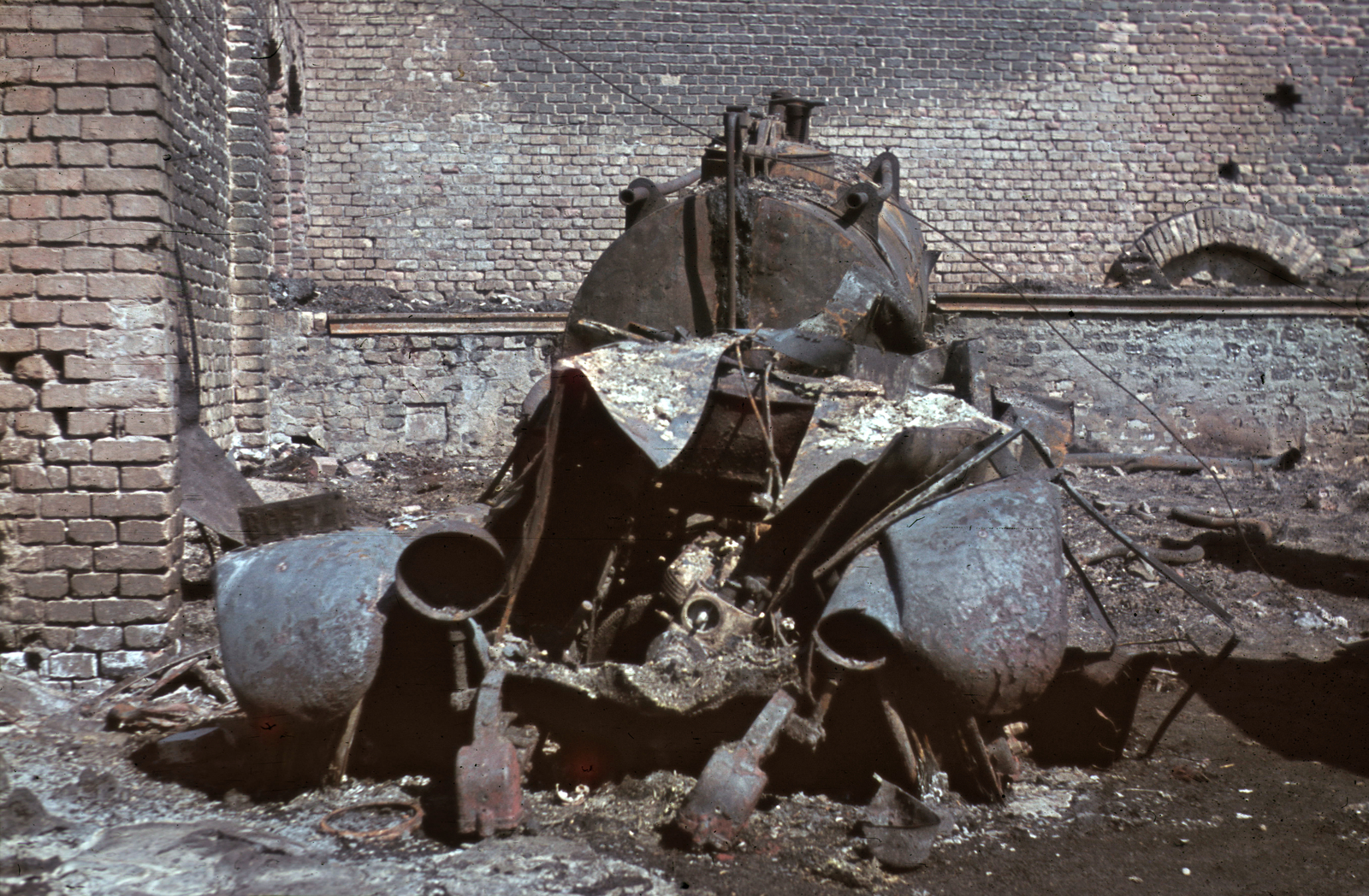 Magyarország, Budapest IX., Soroksári út 106., Helvey Tivadar Vegyészeti Gyár., 1944, Schermann Ákos, Trompler Elek, színes, bombázás, járműroncs, Budapest, Fortepan #96572