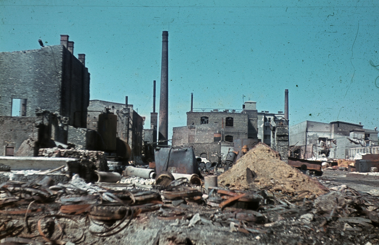 Magyarország, Budapest IX., Soroksári út 106., Helvey Tivadar Vegyészeti Gyár., 1944, Schermann Ákos, Trompler Elek, színes, bombázás, Budapest, Fortepan #96574