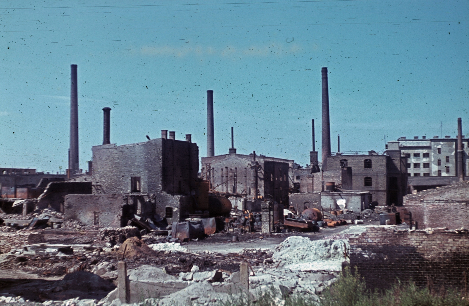 Magyarország, Budapest IX., Soroksári út 106., Helvey Tivadar Vegyészeti Gyár., 1944, Schermann Ákos, Trompler Elek, színes, bombázás, Budapest, Fortepan #96576