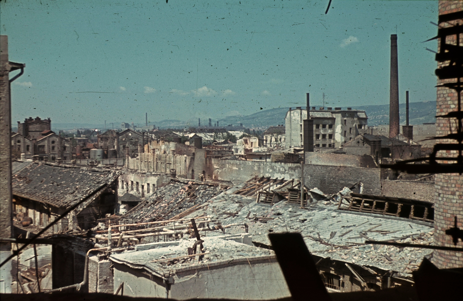 Magyarország, Budapest IX., Soroksári út 106., Helvey Tivadar Vegyészeti Gyár. Balra a kerítésen túl, a tartályoknál a Budapesti Ásványolajgyár., 1944, Schermann Ákos, Trompler Elek, színes, háborús kár, bombázás, Budapest, Fortepan #96580