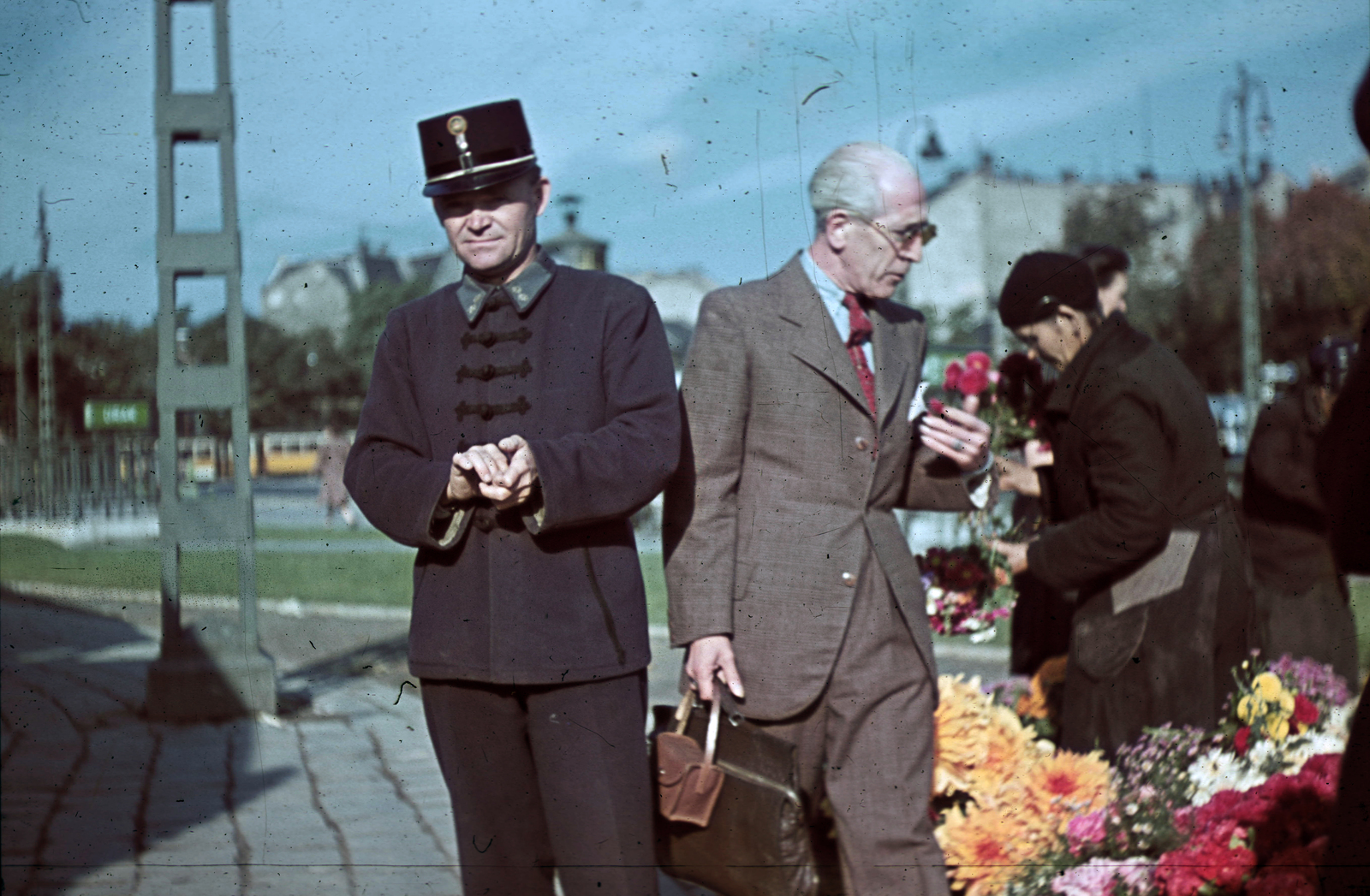 Magyarország, Budapest, Széll Kálmán tér., 1941, Schermann Ákos, Trompler Elek, napsütés, színes, egyenruha, életkép, villamos, virágárus, Fortepan #96581