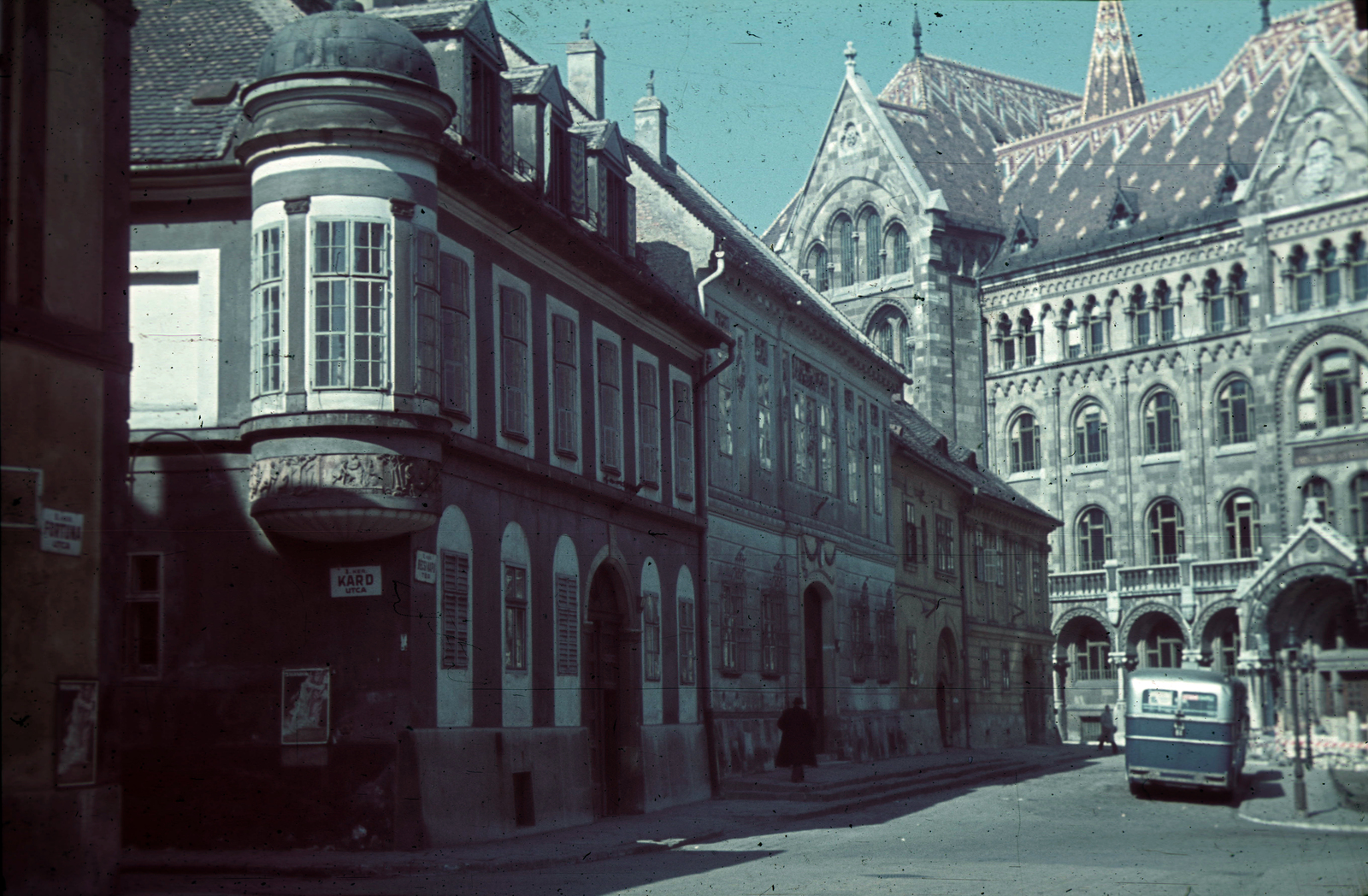 Hungary, Budapest I., Bécsi kapu tér a Fortuna utcából nézve, balra a Kard utca, szemben a Magyar Országos Levéltár épülete., 1941, Schermann Ákos, Trompler Elek, colorful, bus, street view, castle, street name sign, romanesque revival architect, Budapest, dead window, Samu Pecz-design, Fortepan #96584