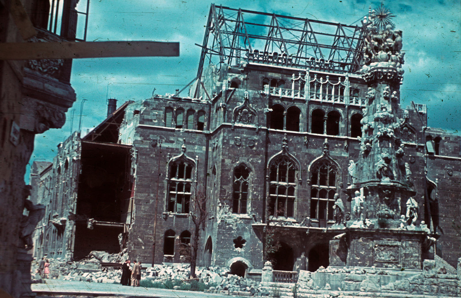 Hungary, Budapest I., Szentháromság tér, a Szentháromság-szobor mögött a Pénzügyminisztérium lerombolt épülete., 1947, Schermann Ákos, Trompler Elek, colorful, war damage, castle, damaged building, public building, Neo-Gothic-style, Holy Trinity Statue, Budapest, sculptural group, Sándor Fellner-design, sculpture, Fortepan #96589