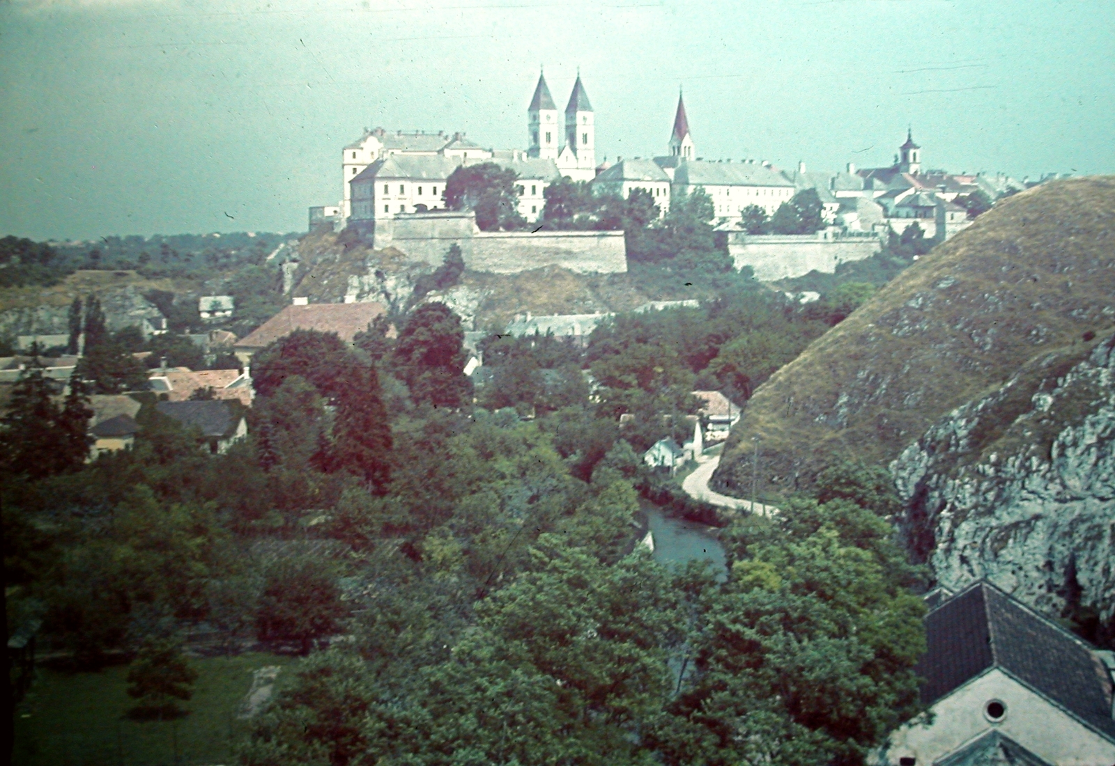 Hungary, Veszprém, kilátás a Szent István völgyhídról a Vár felé, előtérben a Séd patak., 1936, Fortepan, colorful, Fortepan #9659