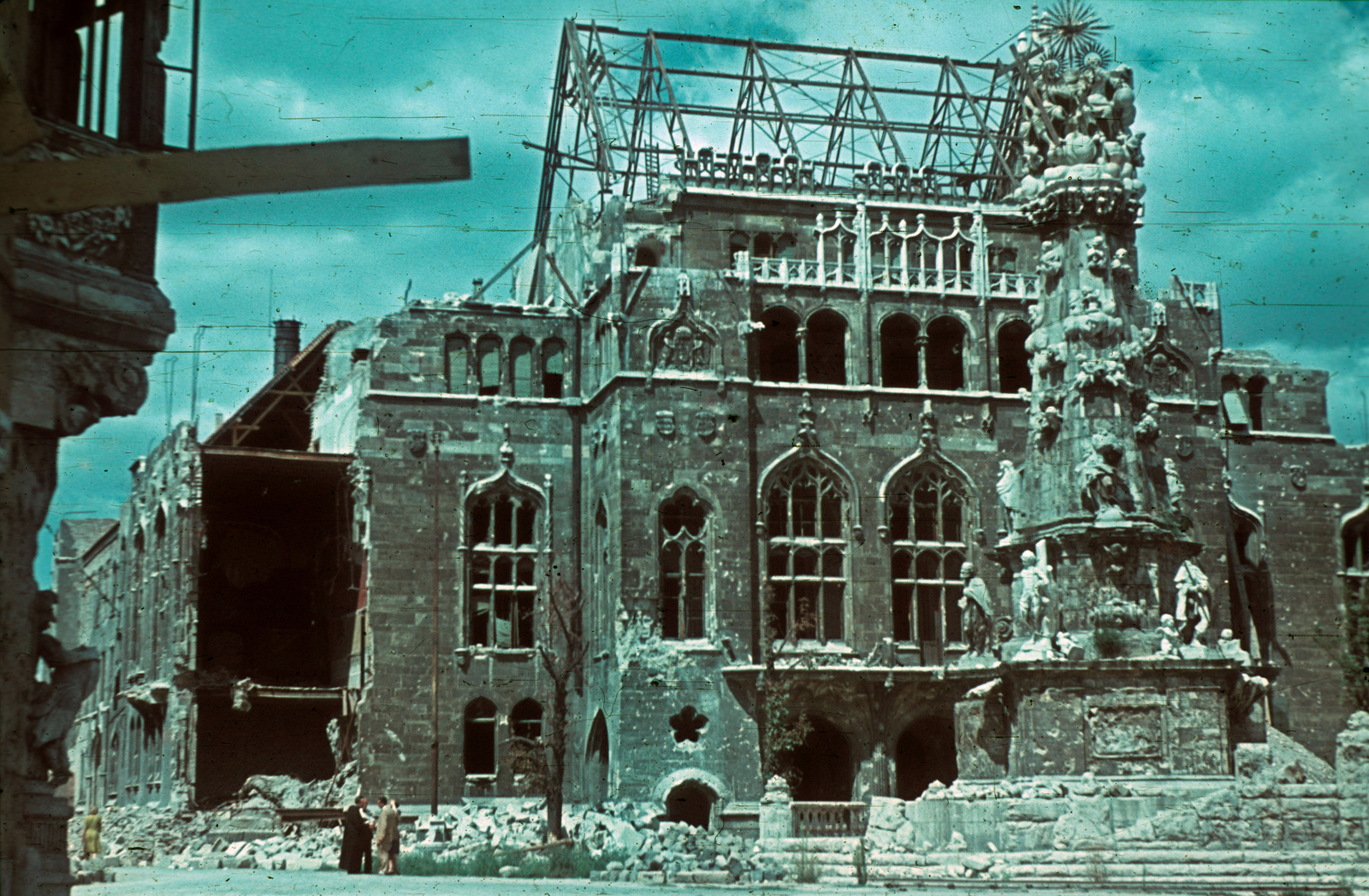 Hungary, Budapest I., Szentháromság tér, a Szentháromság-szobor mögött a Pénzügyminisztérium lerombolt épülete., 1947, Schermann Ákos, Trompler Elek, colorful, war damage, castle, damaged building, public building, Neo-Gothic-style, Holy Trinity Statue, Budapest, sculptural group, Sándor Fellner-design, sculpture, Fortepan #96590