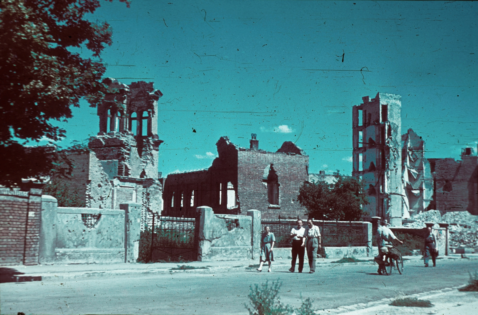 Hungary, Budapest XII., a Csörsz utca Alkotás utca és Győri út közötti szakasza. Balra a Vöröskereszt Erzsébet Kórházának lerombolt kápolnája., 1947, Schermann Ákos, Trompler Elek, colorful, war damage, damaged building, Budapest, pedestrian, Fortepan #96592