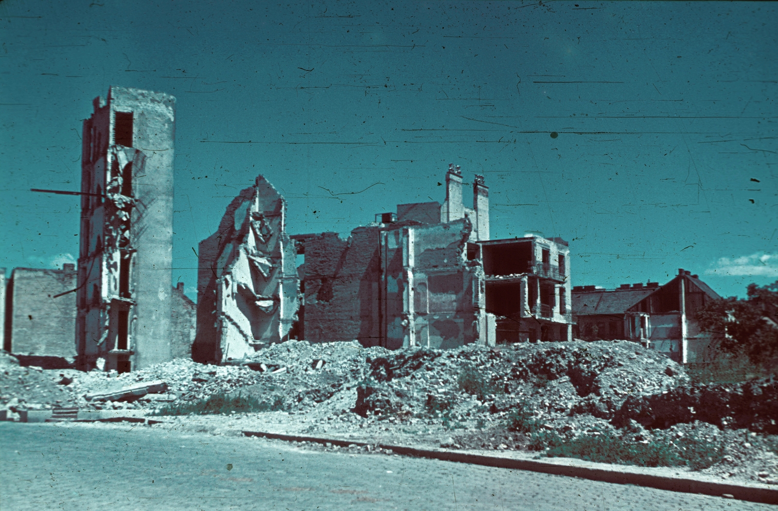 Hungary, Budapest XII., a Csörsz utca lerombolt házsora a Győri út és az Avar utca közötti szakaszon., 1947, Schermann Ákos, Trompler Elek, colorful, war damage, damaged building, Budapest, Fortepan #96593